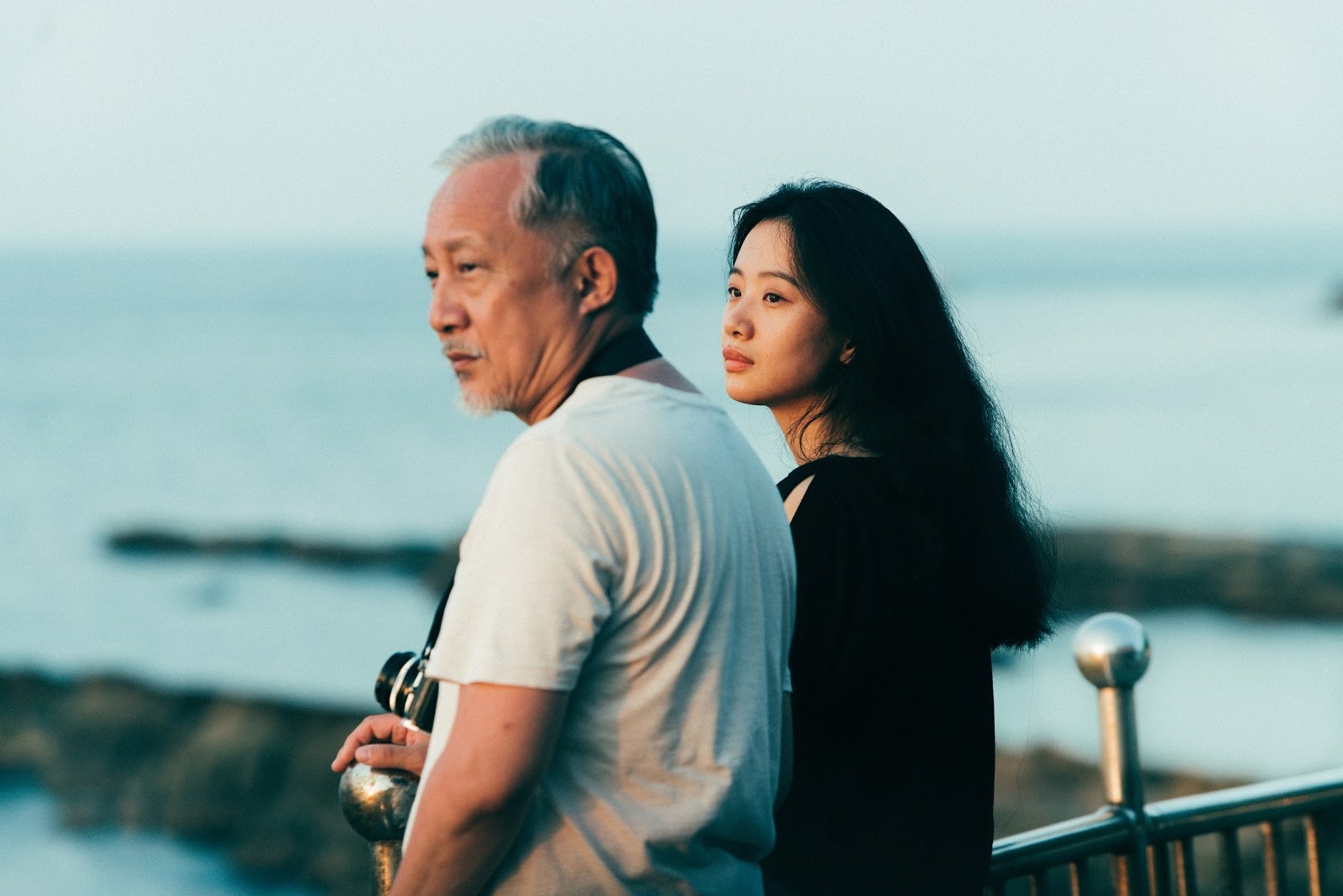 張曉雄（左）與李夢（右）在《那個我最親愛的陌生人》中飾演父女。（張作驥電影工作室提供）