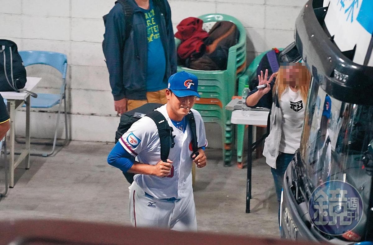 11/7 22:45 結束多日的激情比賽，王建民（前）跟著球團搭上巴士回飯店。