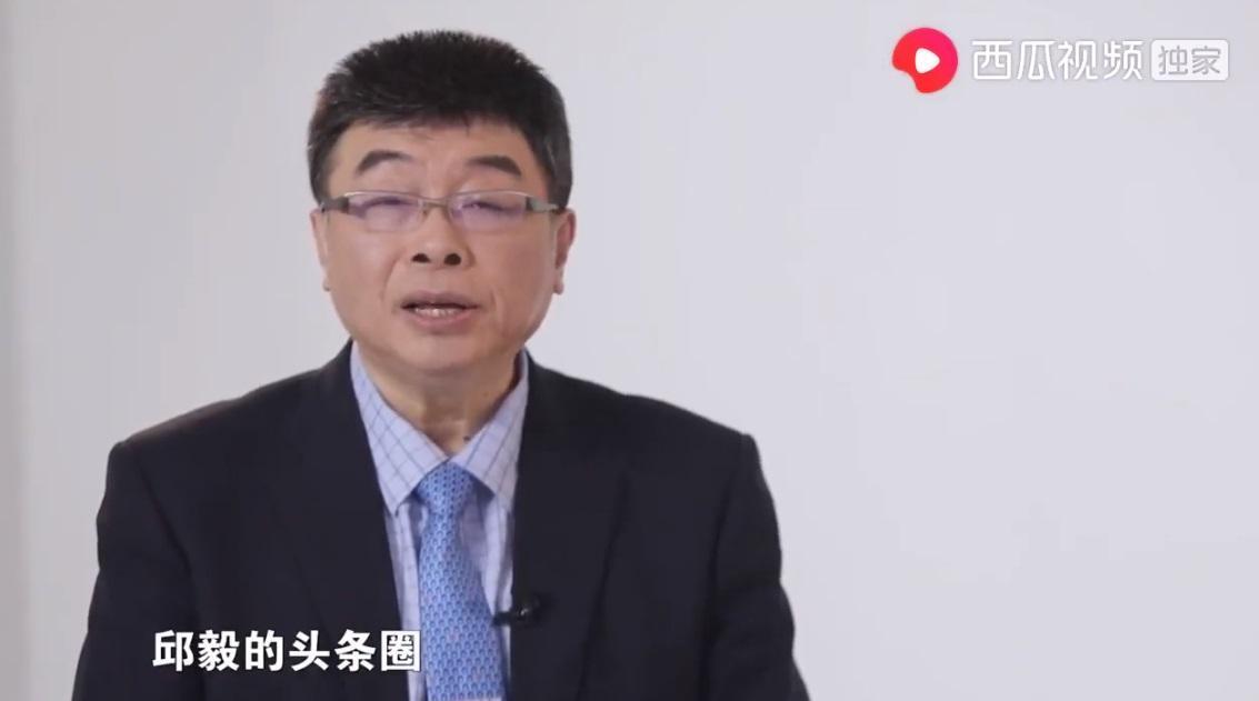邱毅被爆在大陸有一個《邱毅的頭條圏》節目,常常邀請統派人士上節目。(翻攝YouTube)