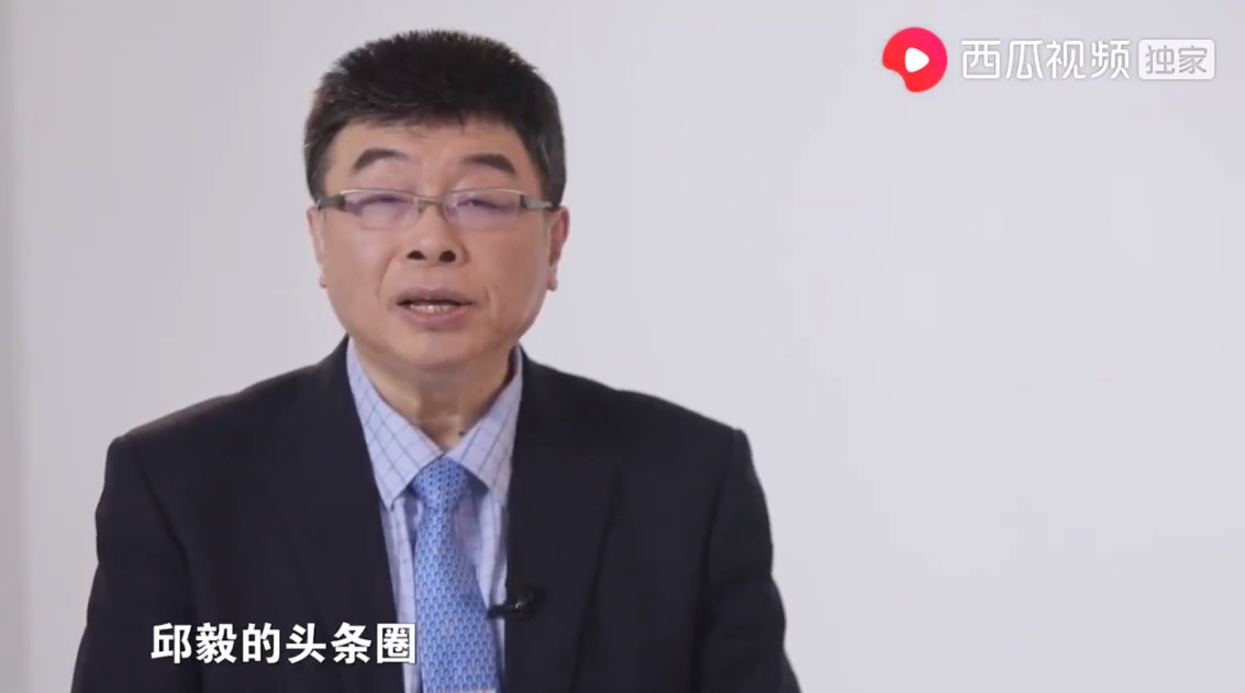 邱毅被爆在中國有一個《邱毅的頭條圏》節目，常常邀請統派人士上節目。（翻攝YouTube）