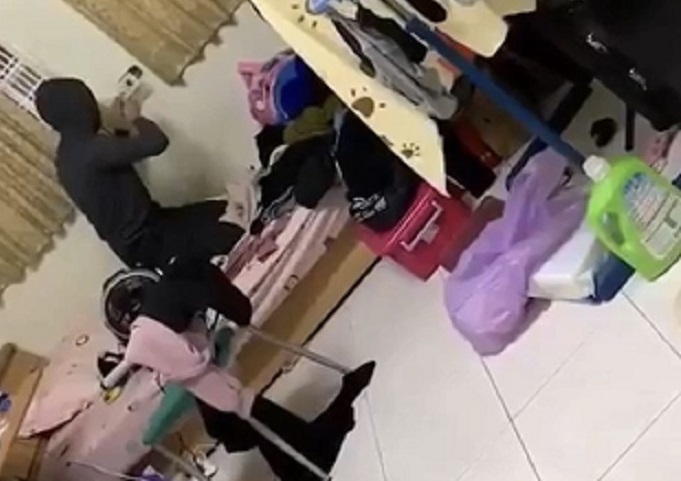 黑衣男侵入屋內想裝設針孔監視器。（翻攝臉書《靠北雲科》）