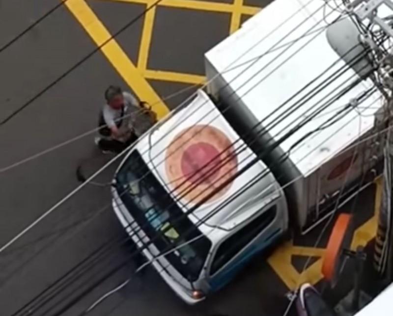 1名竊賊行竊貨車司機的包包，卻被熱心民眾發現大喊「小偷！」（翻攝自臉書大里人聊天室）