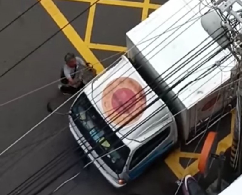 1名竊賊行竊貨車司機的包包，卻被熱心民眾發現大喊「小偷！」（翻攝自臉書大里人聊天室）