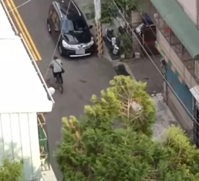最後，正義姐大喊：「不要跑，騎腳踏車的小偷」，嚇得加快腳步逃逸。（翻攝自臉書大里人聊天室）