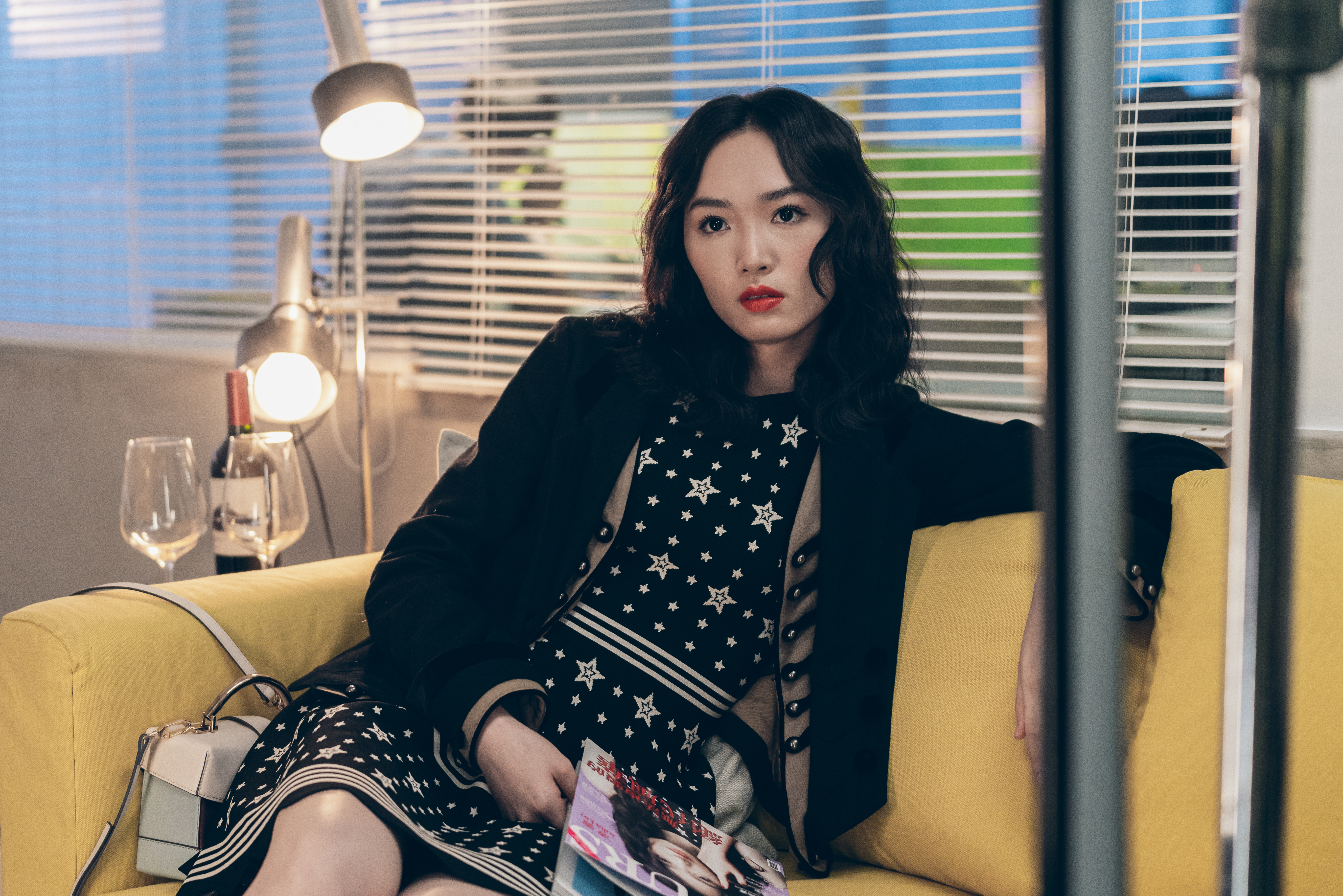 以《返校》一片演活殷老師的蔡思韵，在了《極道千金》一改文青形象，扮演當紅女星，還跟男主角劉以豪有曖昧的感情。（Netflix提供）