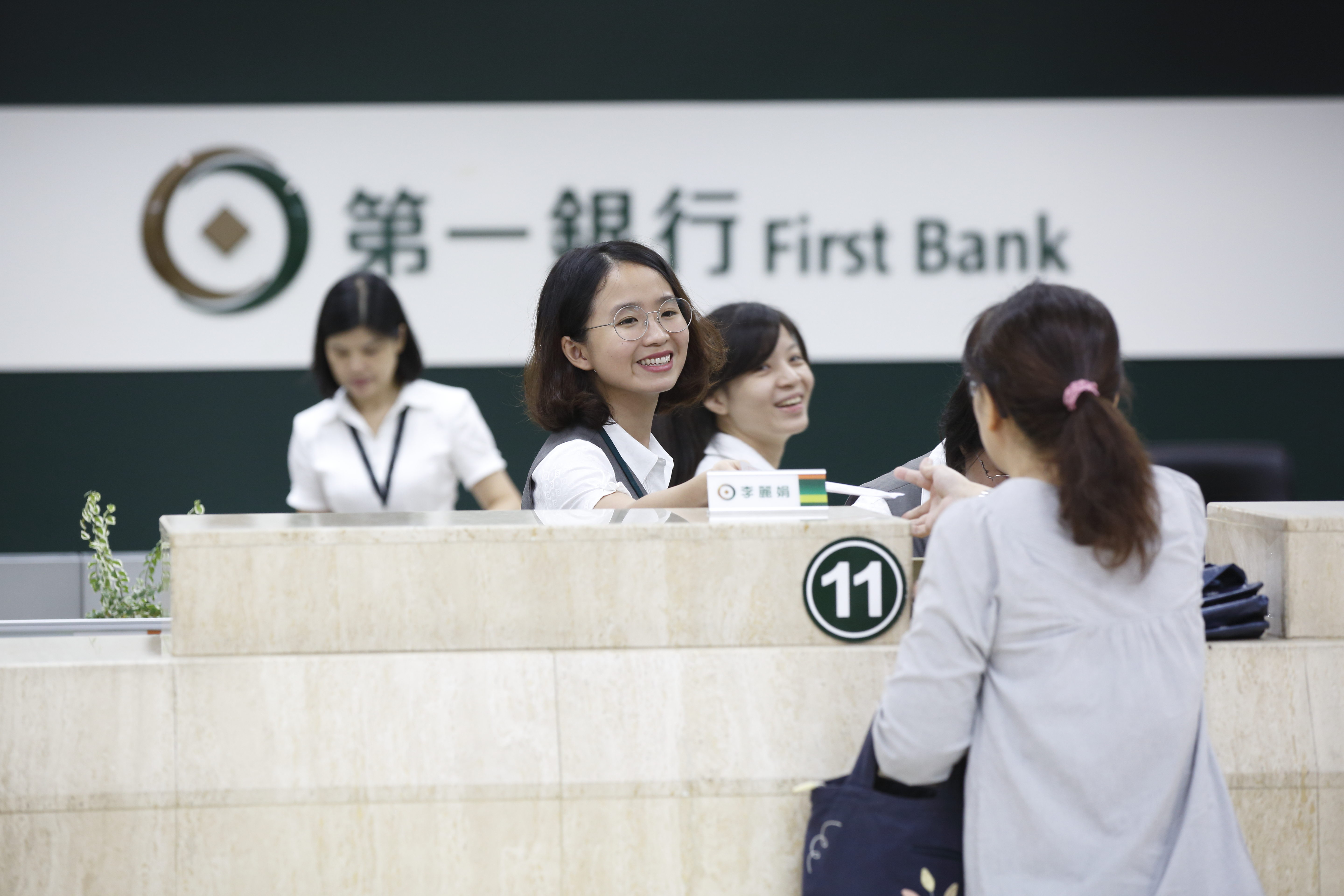 存到300張股票之前，孫悟天只買第一金，因為它股本大且是官股，有政府監督。