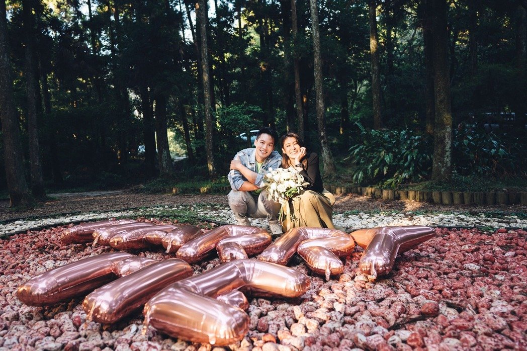 經紀公司提供許孟哲和趙孟姿求婚照，正式公開喜訊。（凱渥提供）