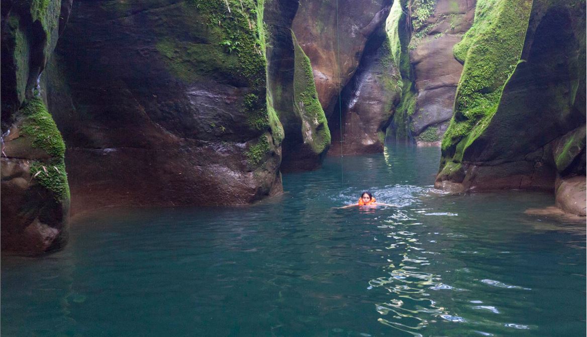 在傳出幾起溺水求救意外後，新北市石碇的蚯蚓坑如今已禁止一切水上活動。（翻攝「跟著小飛玩Follow Xiaofei」）