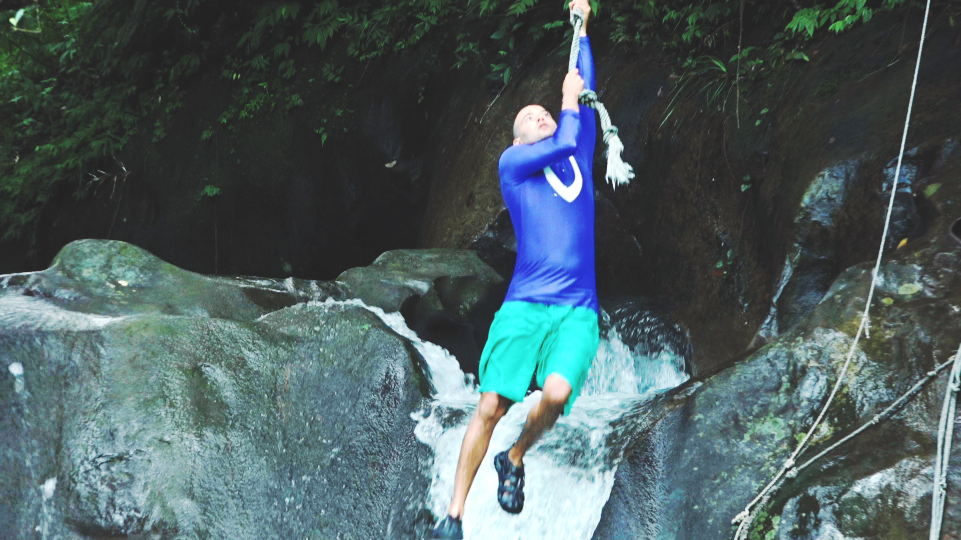 李小飛熱愛瀑布，他說因為台灣很熱，夏天時他喜歡跳入瀑布，游泳沖涼。