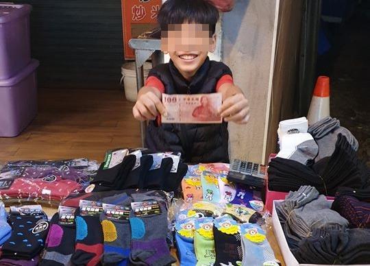 11歲的均均下課後獨自在桃園中壢擺攤賣襪子，辛苦賺取房租、生活費及重病父親醫藥費。（翻攝自承天府環島慈善會臉書粉專）
