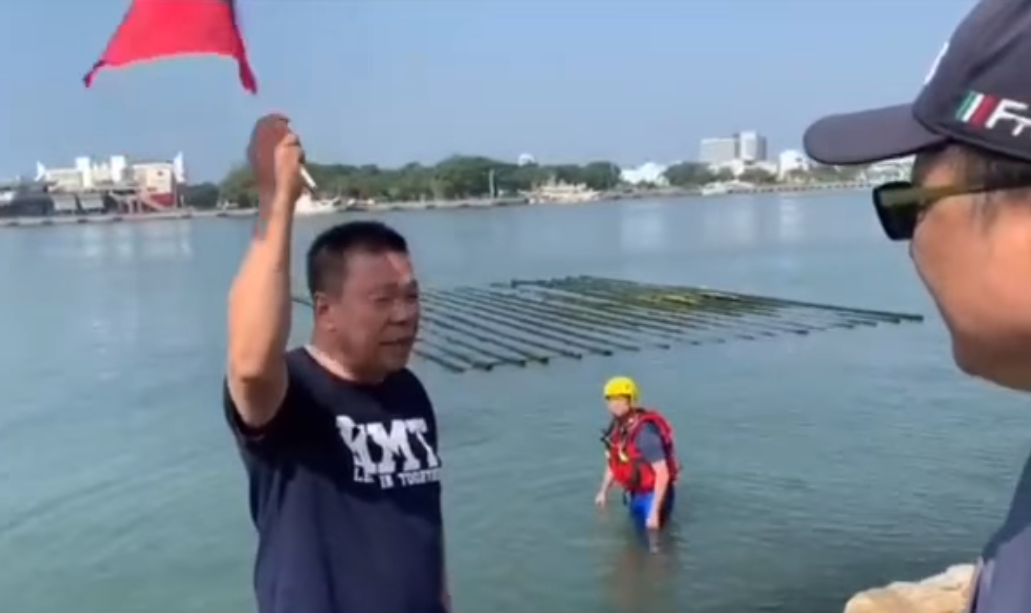 國民黨籍台南立委參選人蔡育輝不滿黨內不分區立委名單，今（14日）跳海表示抗議。（翻攝自蔡育輝臉書）