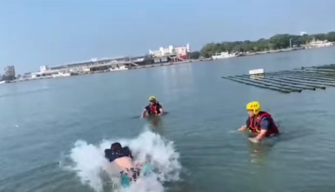 國民黨籍台南立委參選人蔡育輝不滿黨內不分區立委名單，今（14日）跳海表示抗議。（翻攝自蔡育輝臉書）