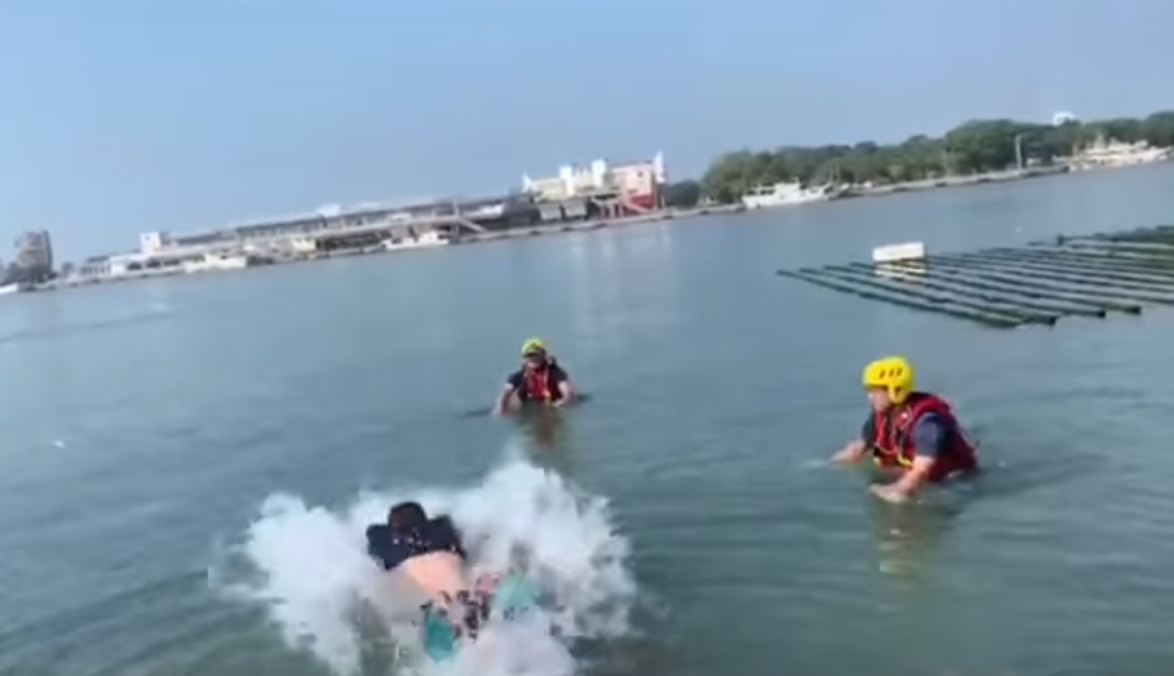 國民黨籍台南立委參選人蔡育輝不滿黨內不分區立委名單，今（14日）跳海表示抗議。（翻攝自蔡育輝臉書）