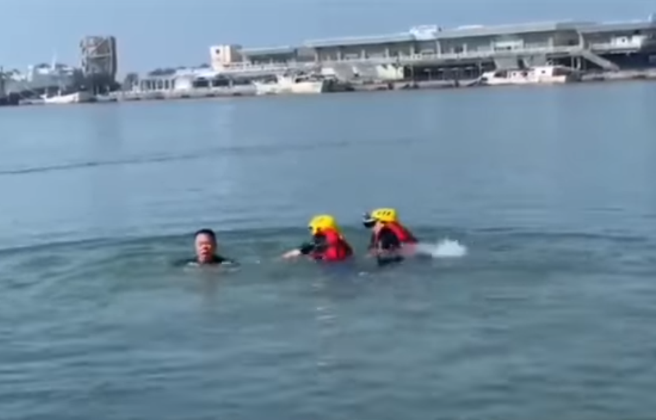 國民黨籍台南立委參選人蔡育輝不滿黨內不分區立委名單，今（14日）跳海表示抗議。（翻攝自蔡育輝臉書）