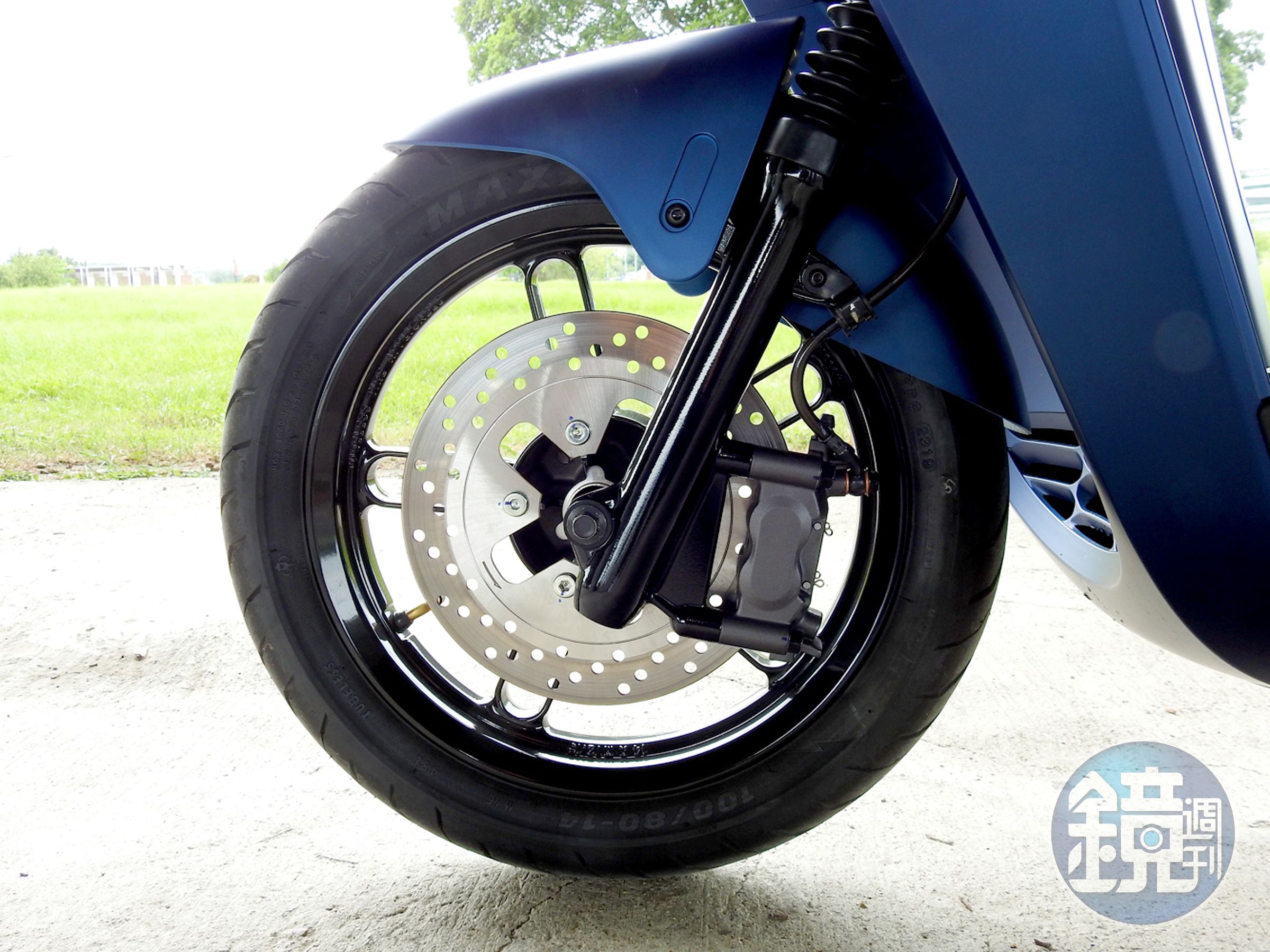 前輪採用14吋Maxxis M6237 SPORT性能胎。