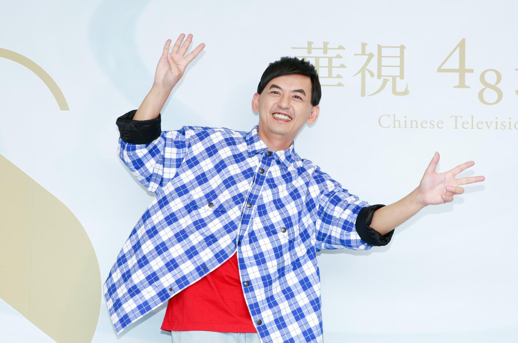 黃子佼大讚Akira私下超體貼。（華視提供）