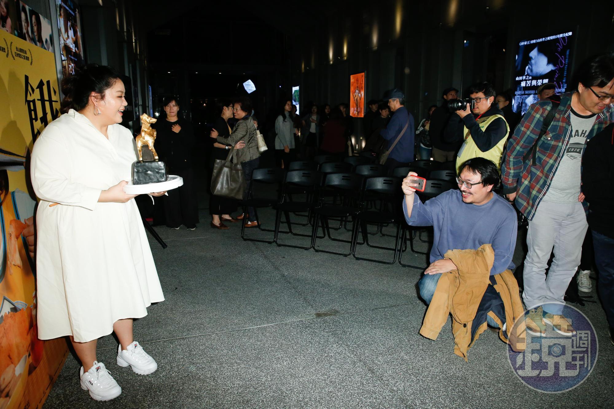 蔡嘉茵沒有經紀人及助理,因此都是男友跟前跟後打理,兩人感情深厚。