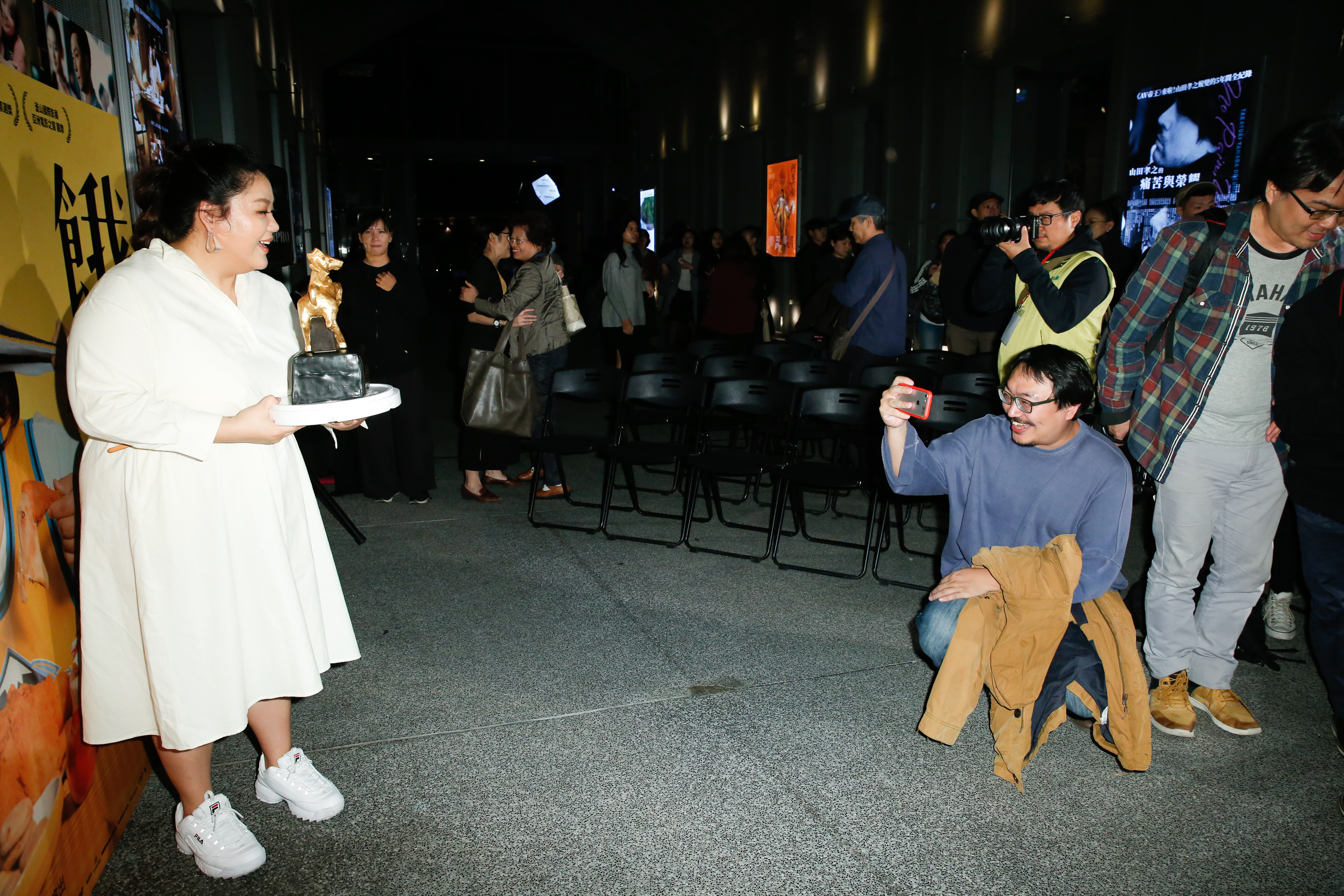 蔡嘉茵沒有經紀人及助理，因此都是男友跟前跟後打理，兩人感情深厚。
