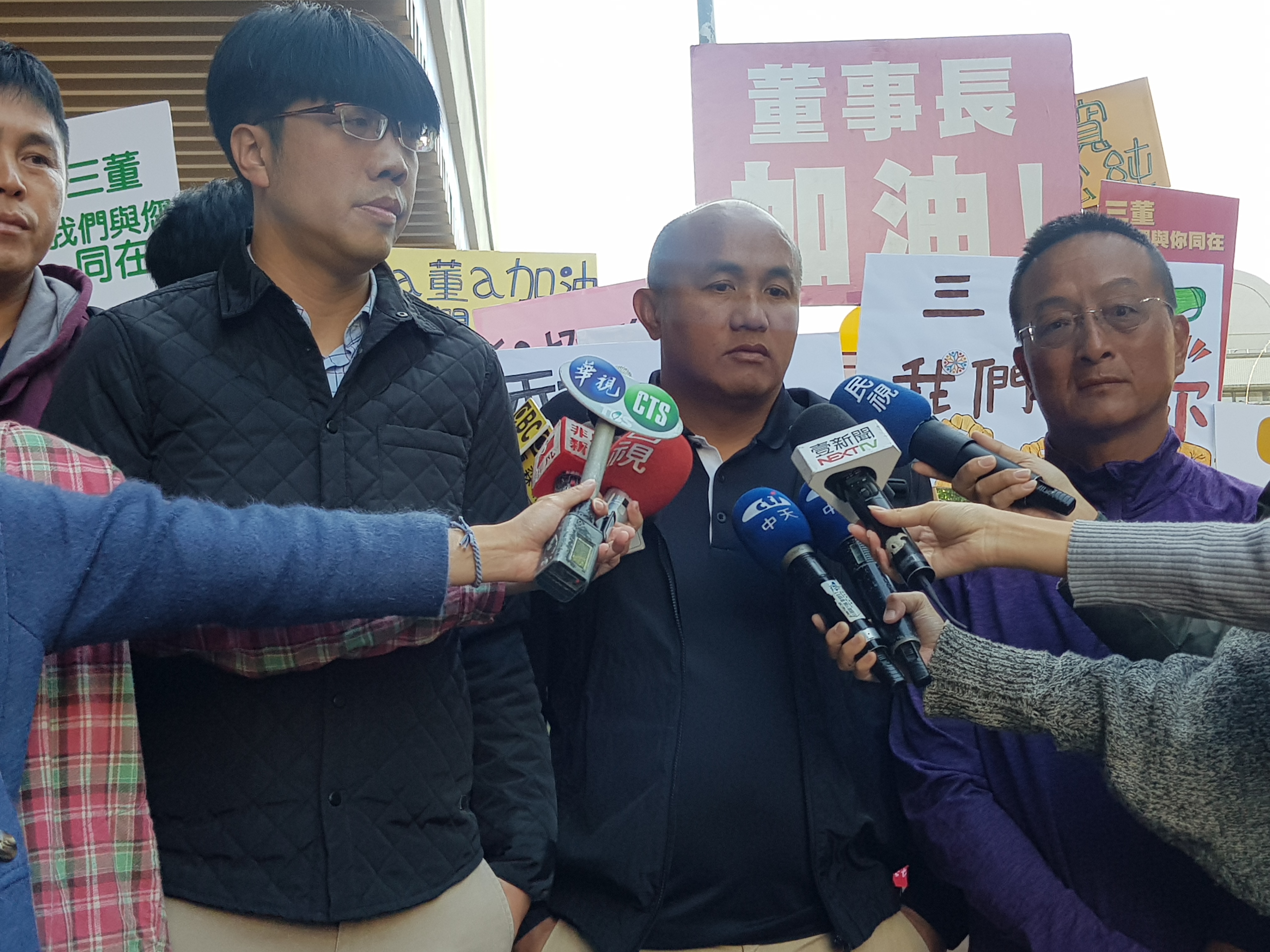 魏應充金發監，張泰山等人表示，會等他回來。 