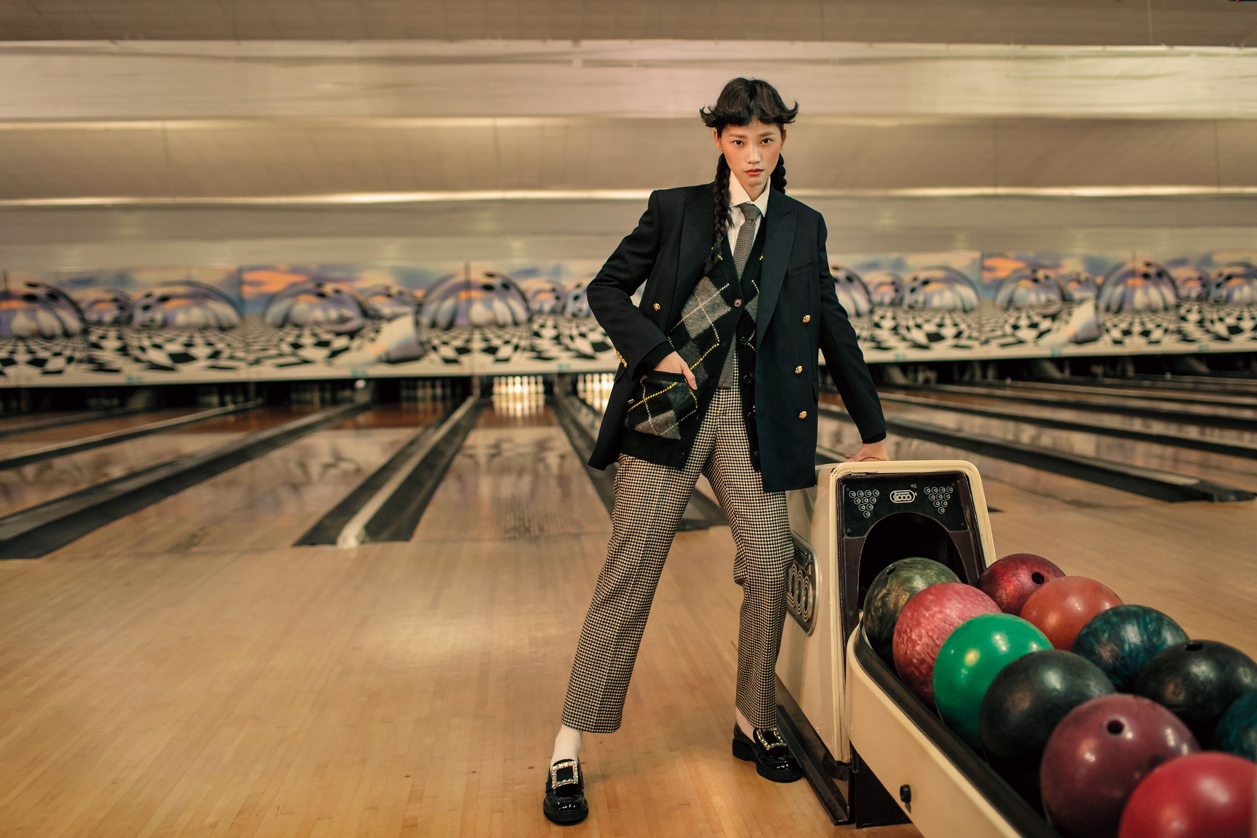 深藍色雙排扣外套 NT$120,000 by CELINE；菱格紋針織外套 NT$16,880 by Polo Ralph Laurent；白襯衫 NT$4,680 by Polo Ralph Laurent；灰色針織領帶 NT$5,480 by Polo Ralph Laurent；黑白千鳥格長褲 NT$10,480 by Polo Ralph Laurent；小狗圖案白襪 NT$1,160 by Maje；黑色漆亮皮樂福鞋 NT$57,900 by Roger Vivier 。