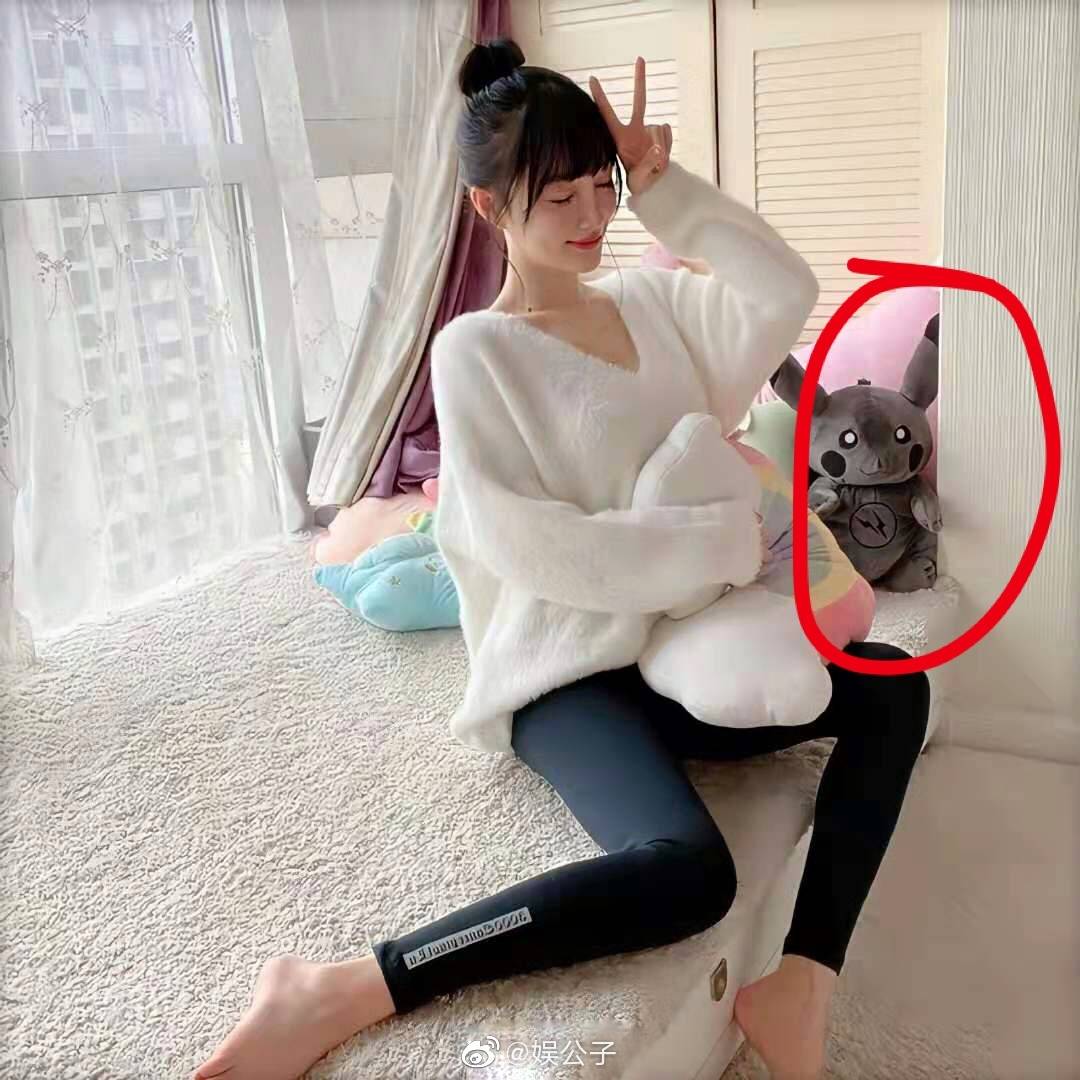 繼之前李小璐與PGONE親密喇舌影片後，14日又爆出他們用同款皮卡丘公仔。（李小璐的super家族微博）