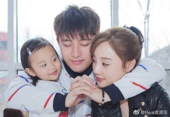 李小璐過往一家三口很幸福，如今家庭已破碎。（翻攝自微博）