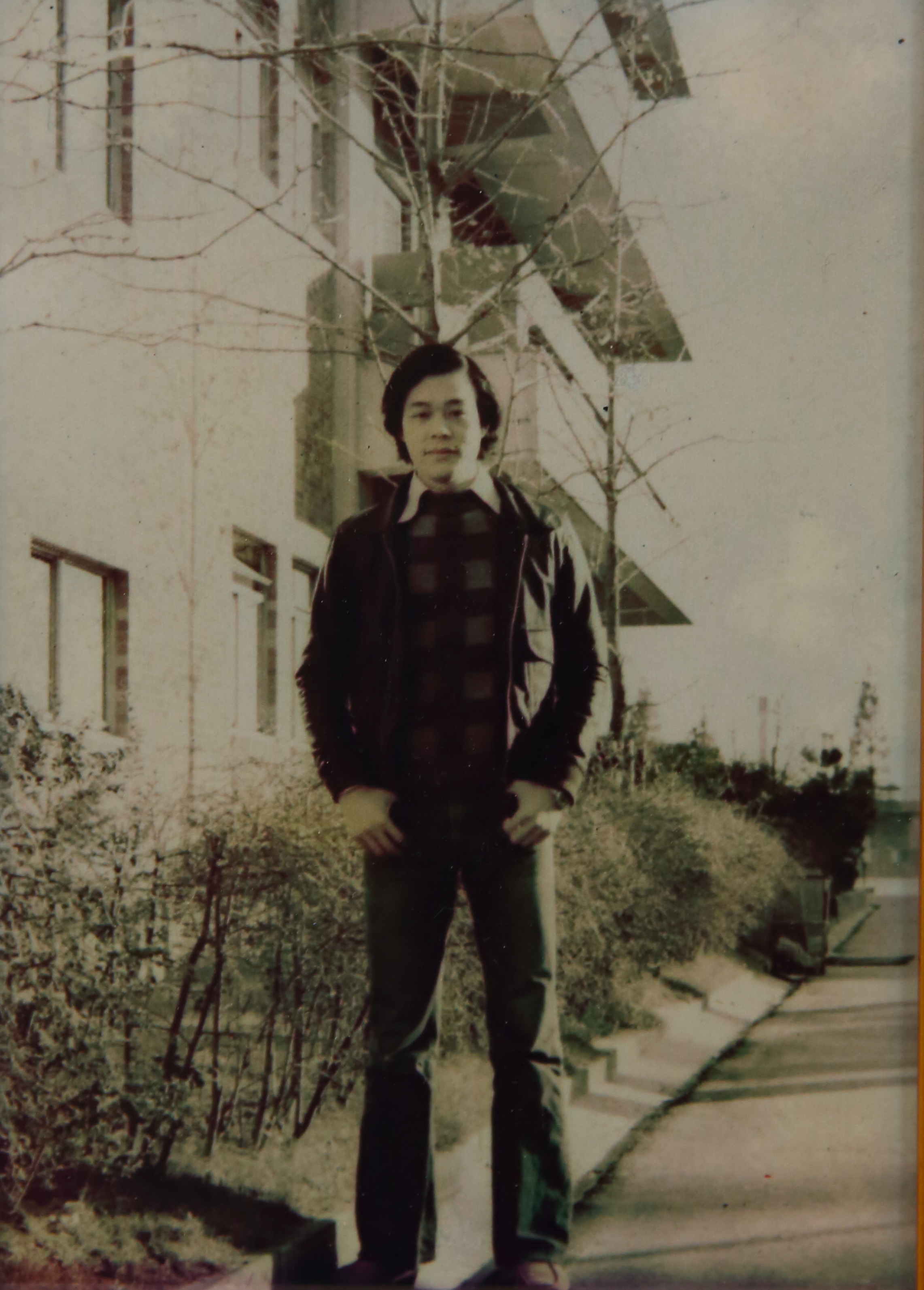 吳明富28歲赴日本近畿大學攻讀法學碩士，意外發現自助洗衣商機，種下創業種子。（上洋產業提供）