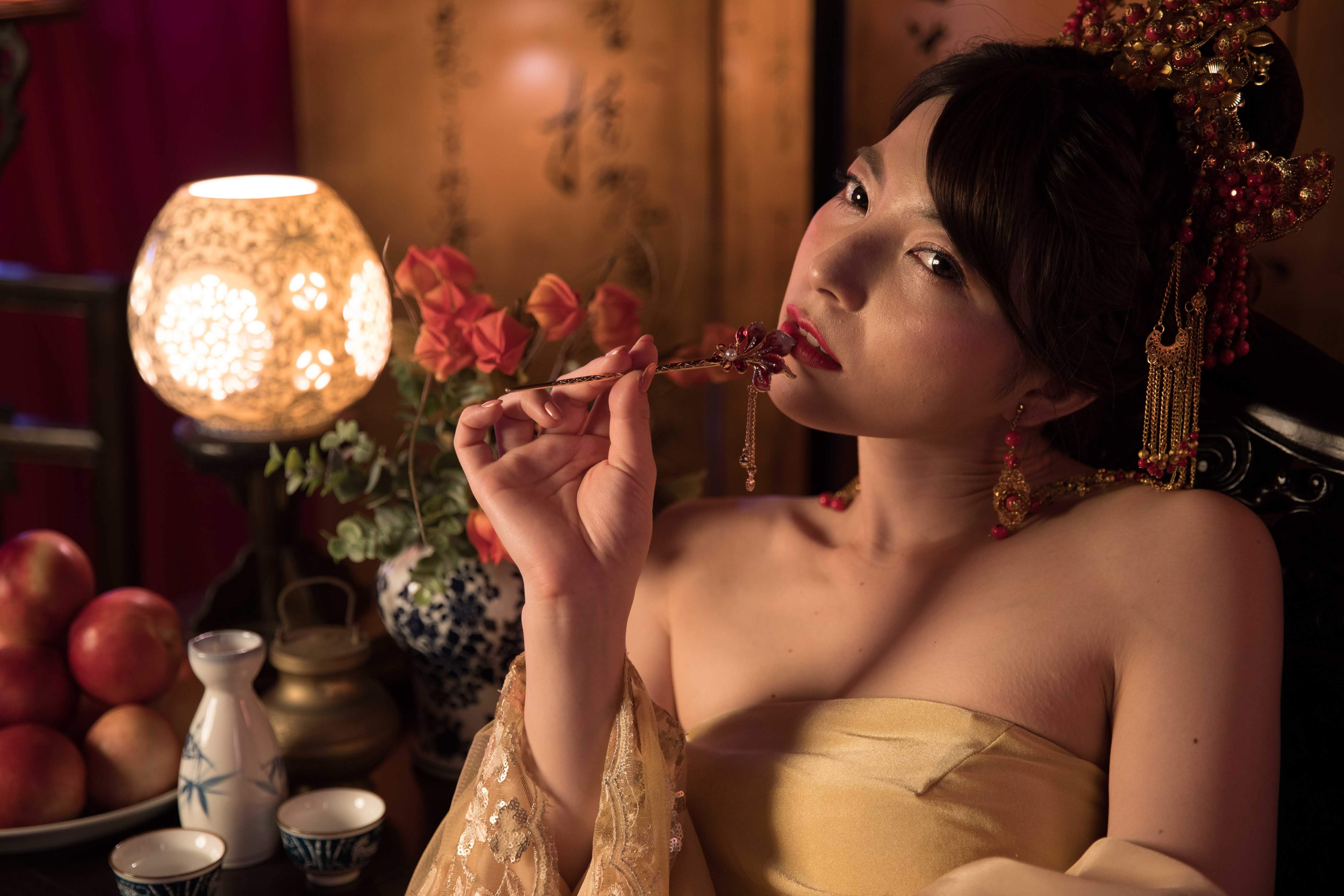 上原亞衣代言手遊照片獨家曝光。（《一個官人一個妻》團隊提供）