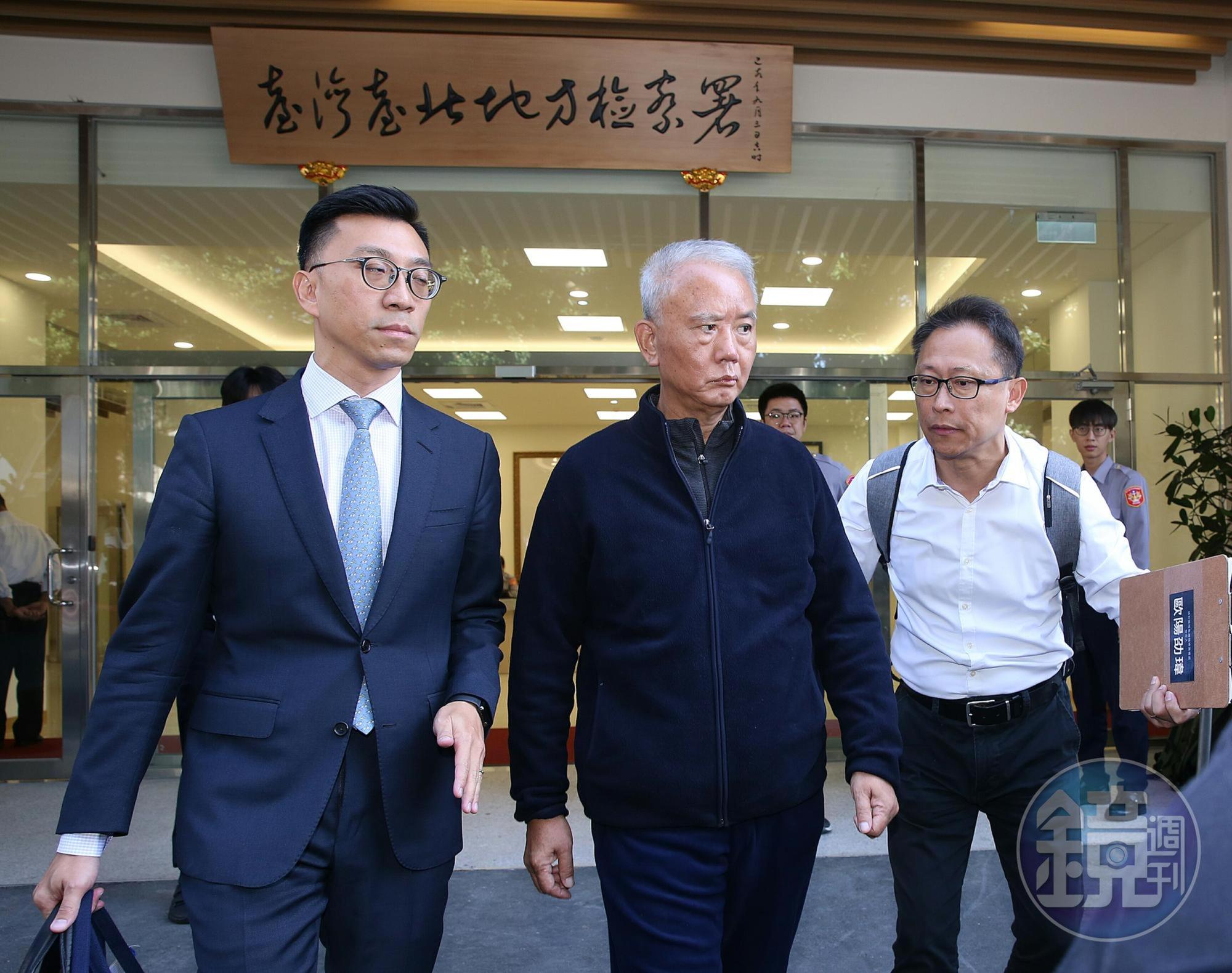 魏應充今早要發監執行,他準時報到,但彰化地檢一早通知北檢暫緩執行,原因是法院還未裁定合併執行期。