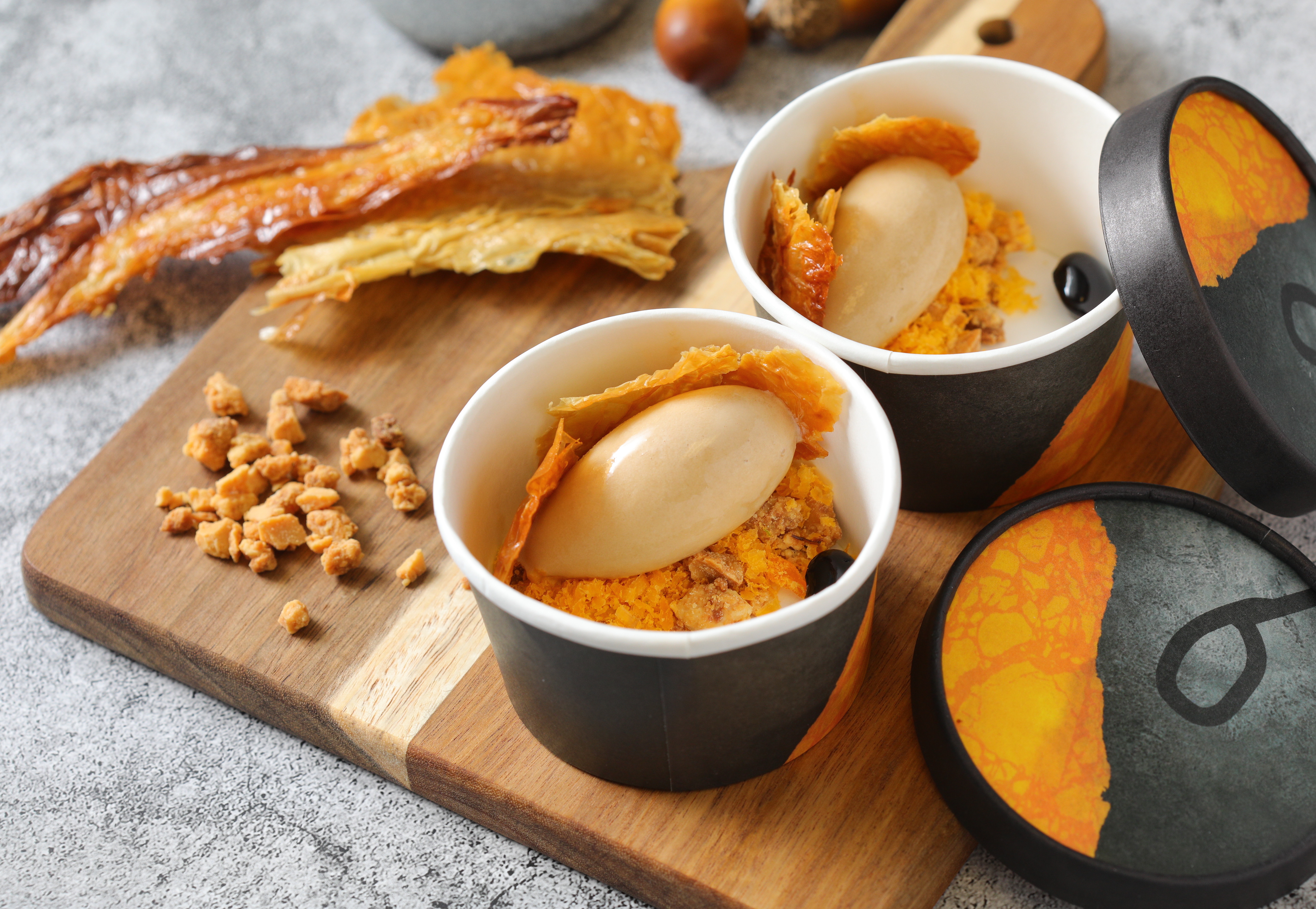 演繹黃豆、黑豆、醬油和豆漿等食材風味的「豆奶甜品」，是香港最新米其林2星餐廳「Arbor」主廚Eric Räty喜愛亞洲食材的料理創作。