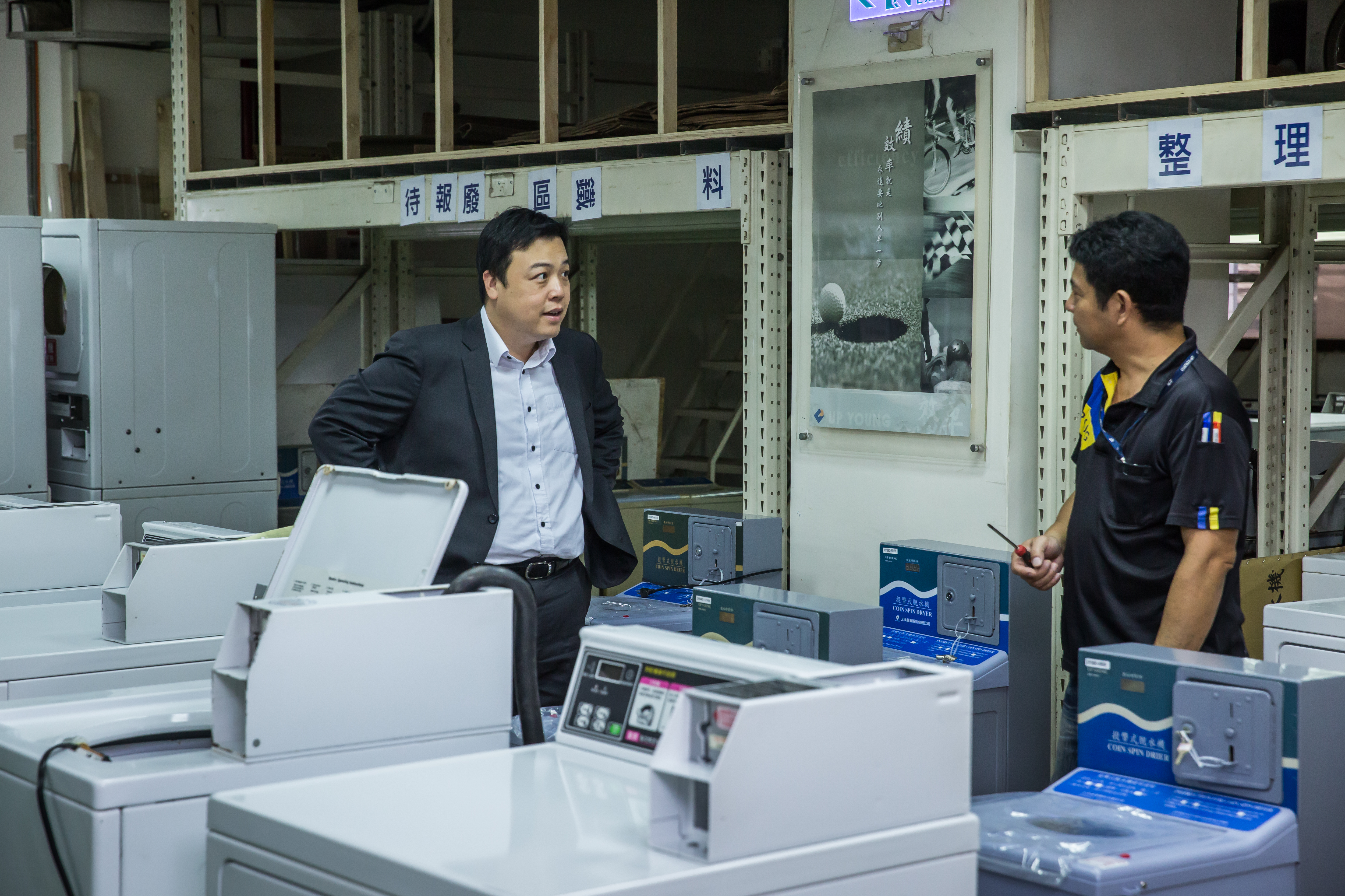吳國華（左）13年前頂著留美資管碩士加入上洋，從最基層倉管做起，懂機器、會維修，3年前正式成為接班人。