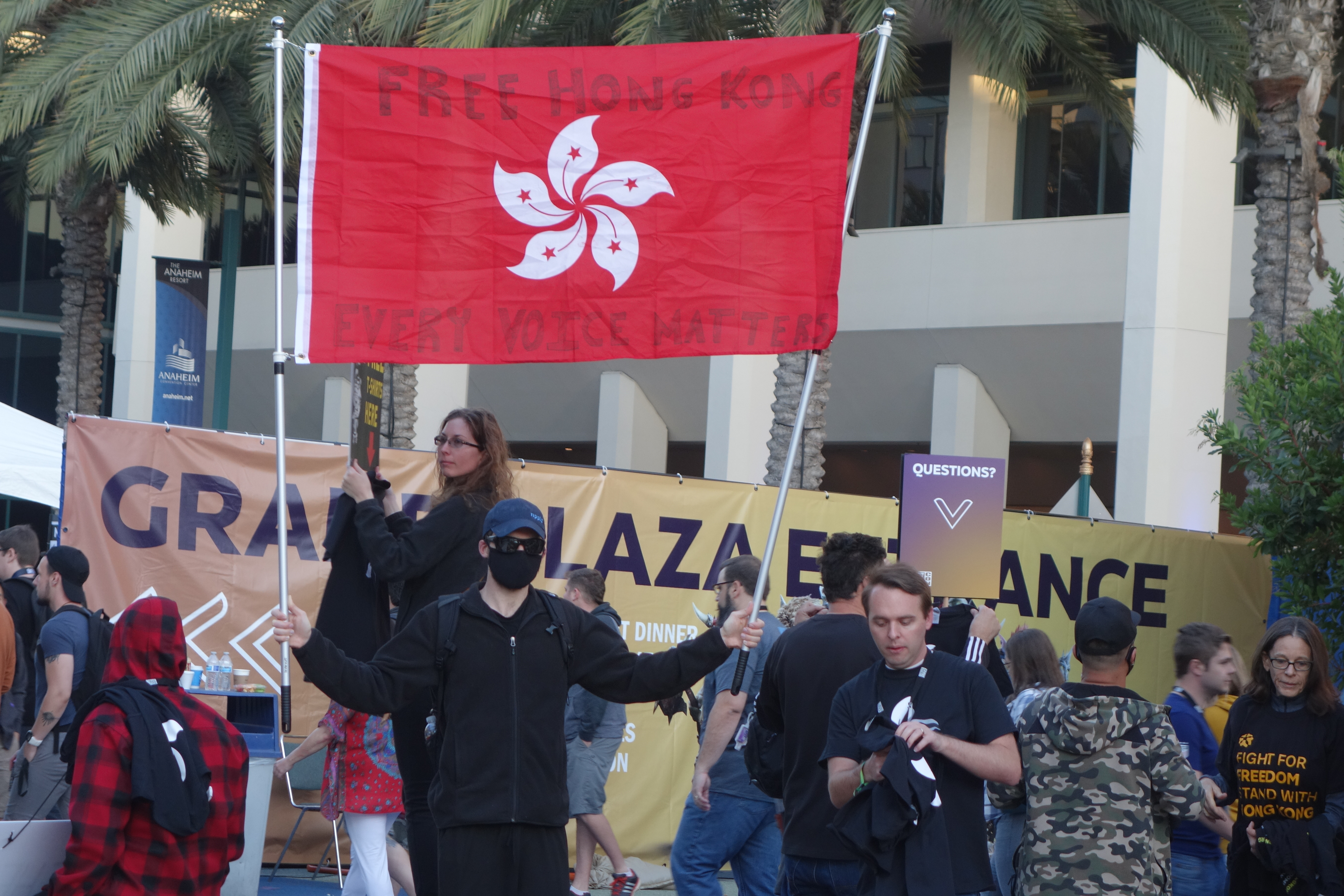 2019BlizzCon場外聚集因為「聰哥事件」而來的抗議群眾，但抗議活動整體相當平和。