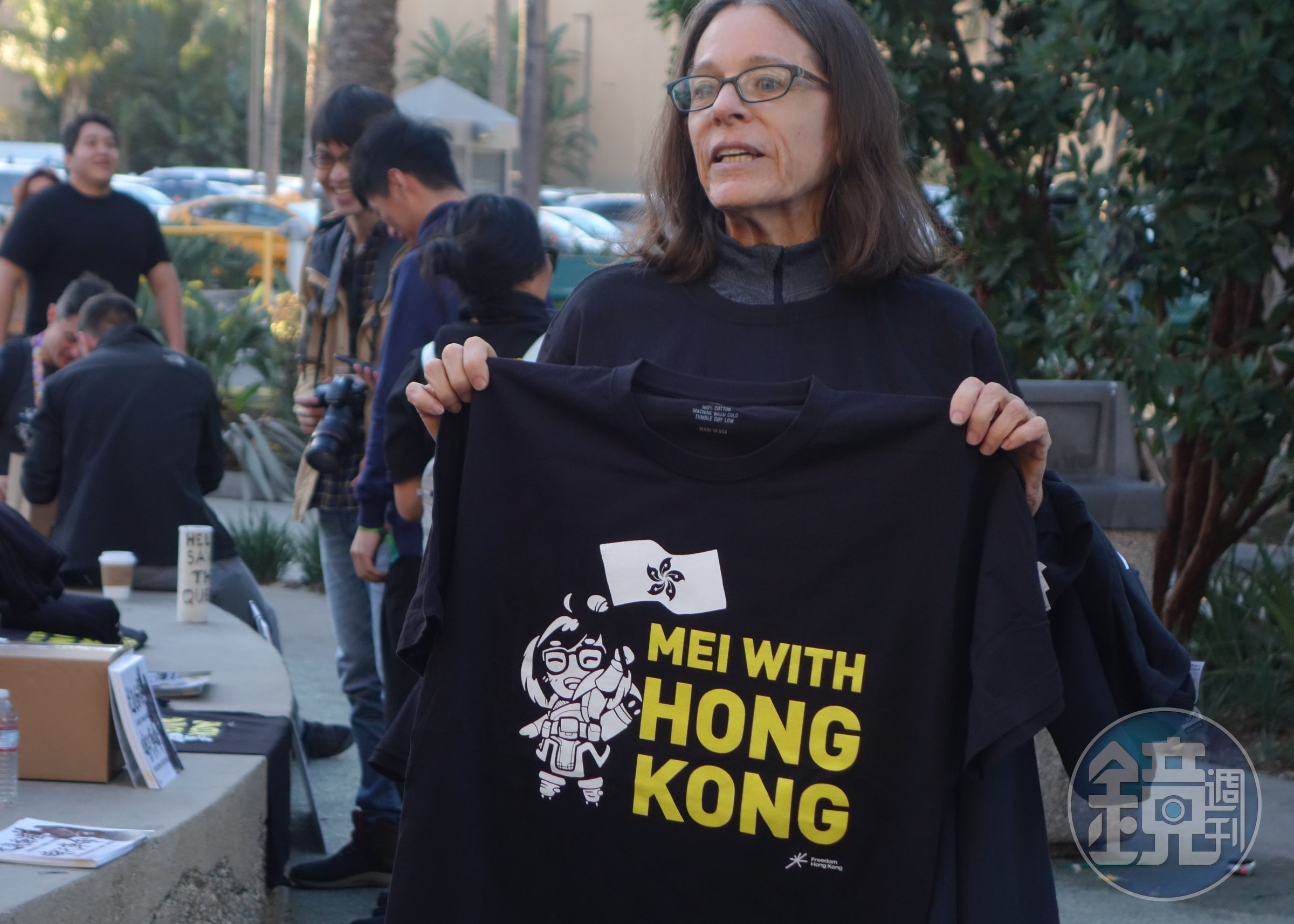 《鬥陣特攻》裡的小美化身為聲援香港抗爭者的角色，製作成免費T恤發送。