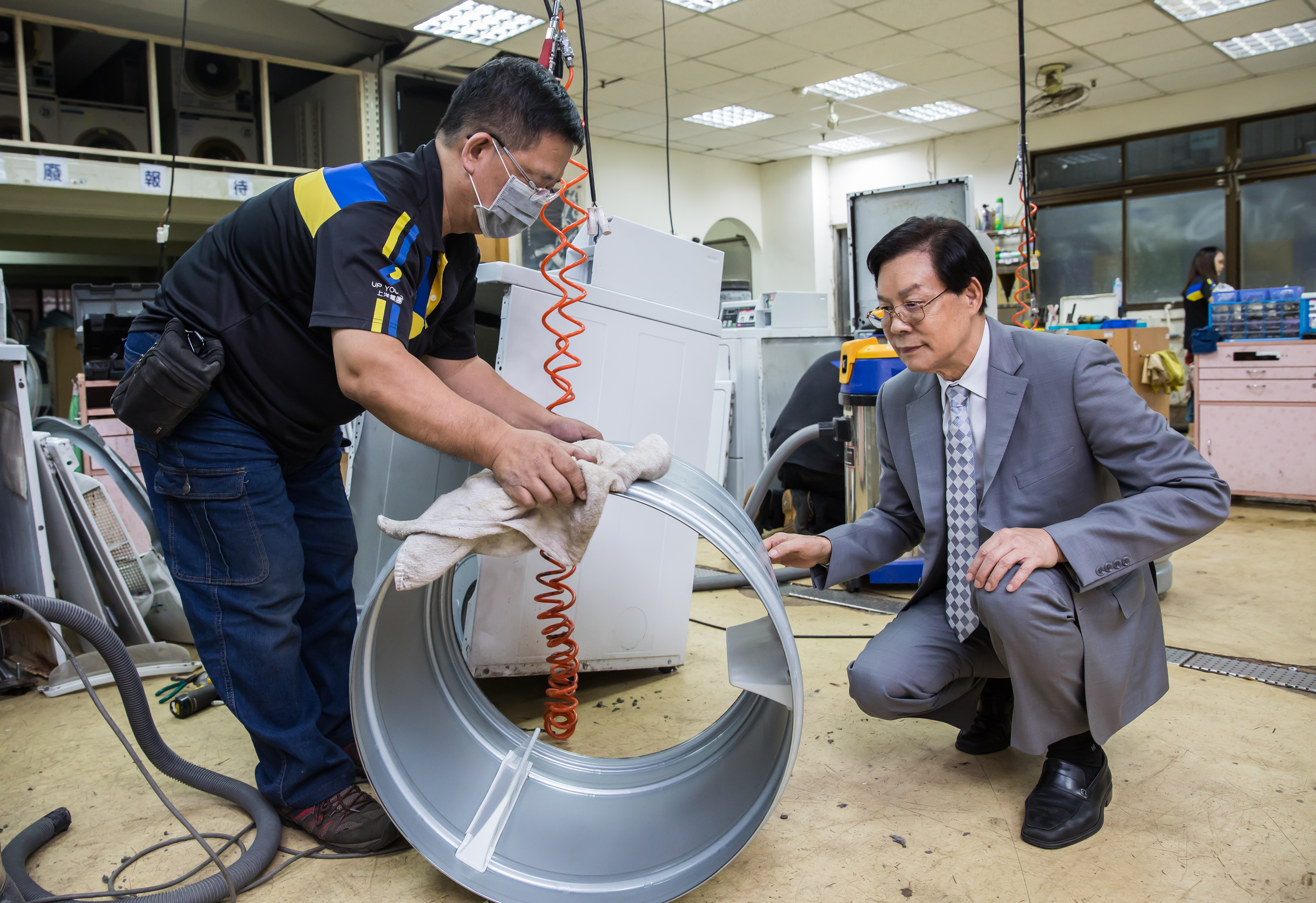 自助洗衣是賺銅板經濟，為了擰出淨利，吳明富十分重視平日機台保養，大幅降低故障率。