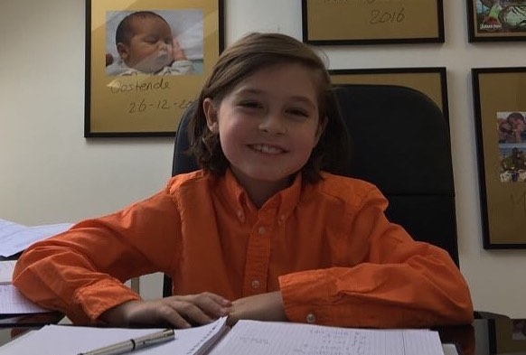 今年9歲的賽門斯已經取得高中以及電子工程學位元。（翻攝Laurent Simons IG）