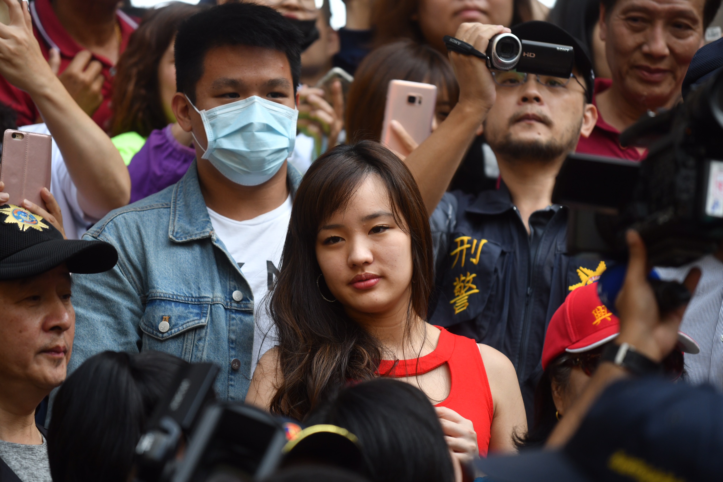 韓國瑜大女兒韓冰（圖紅衣者）堪稱父親當選高雄市長的最佳助選員，她持有加拿大房產一事也意外成焦點。圖為本刊資料照。