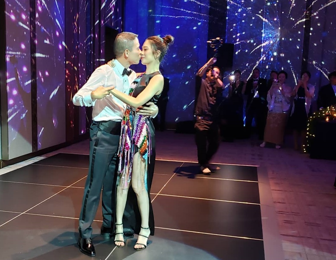 周立璟與太太盧恬兒在跳舞時兩人情不自禁情深吻起來。（翻攝自林柏希IG）