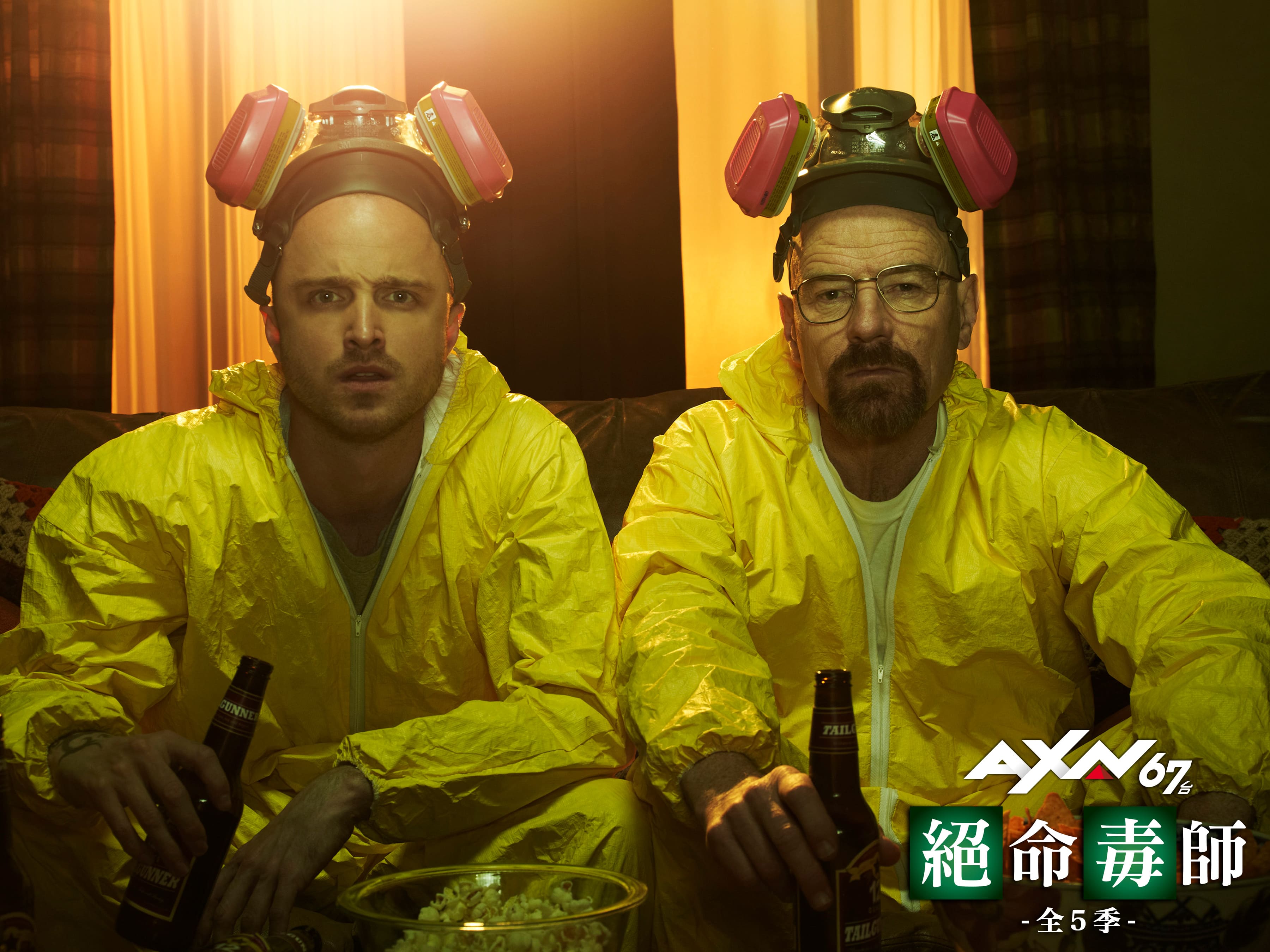 高中化學老師華特（右）因為罹患絕症，鋌而走險，決定跟學生傑西（左）製毒海撈一筆給妻小，卻沒料到被捲入更多的江湖恩怨。（AXN提供）