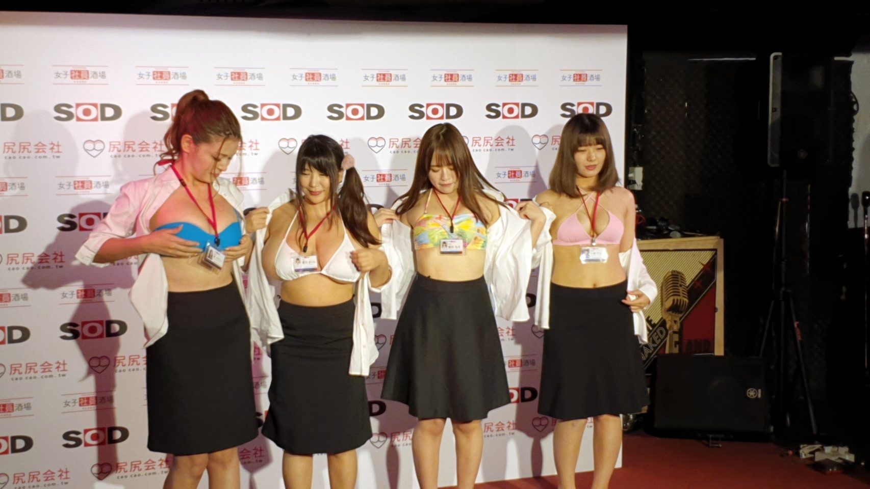 原本穿OL制服的女優們脫去制服,展現四人四色身材。