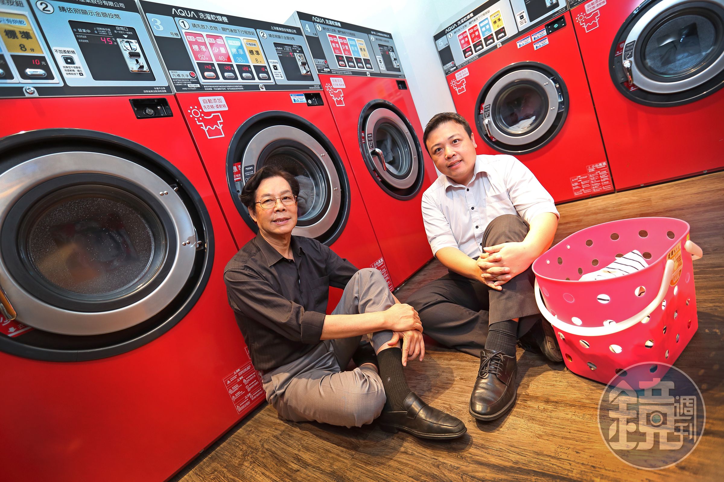 吳明富（左）40年前棄公職創上洋產業，首創全台自助洗衣店，積極打入大專院校、大型醫院，子吳國華（右）接棒拓展代理美日家電品牌，穩坐商用自助洗衣龍頭。