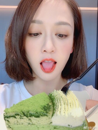 網友看了陳喬恩分享的甜點照，歪樓討論她的髮際線很高。 （翻攝微博）