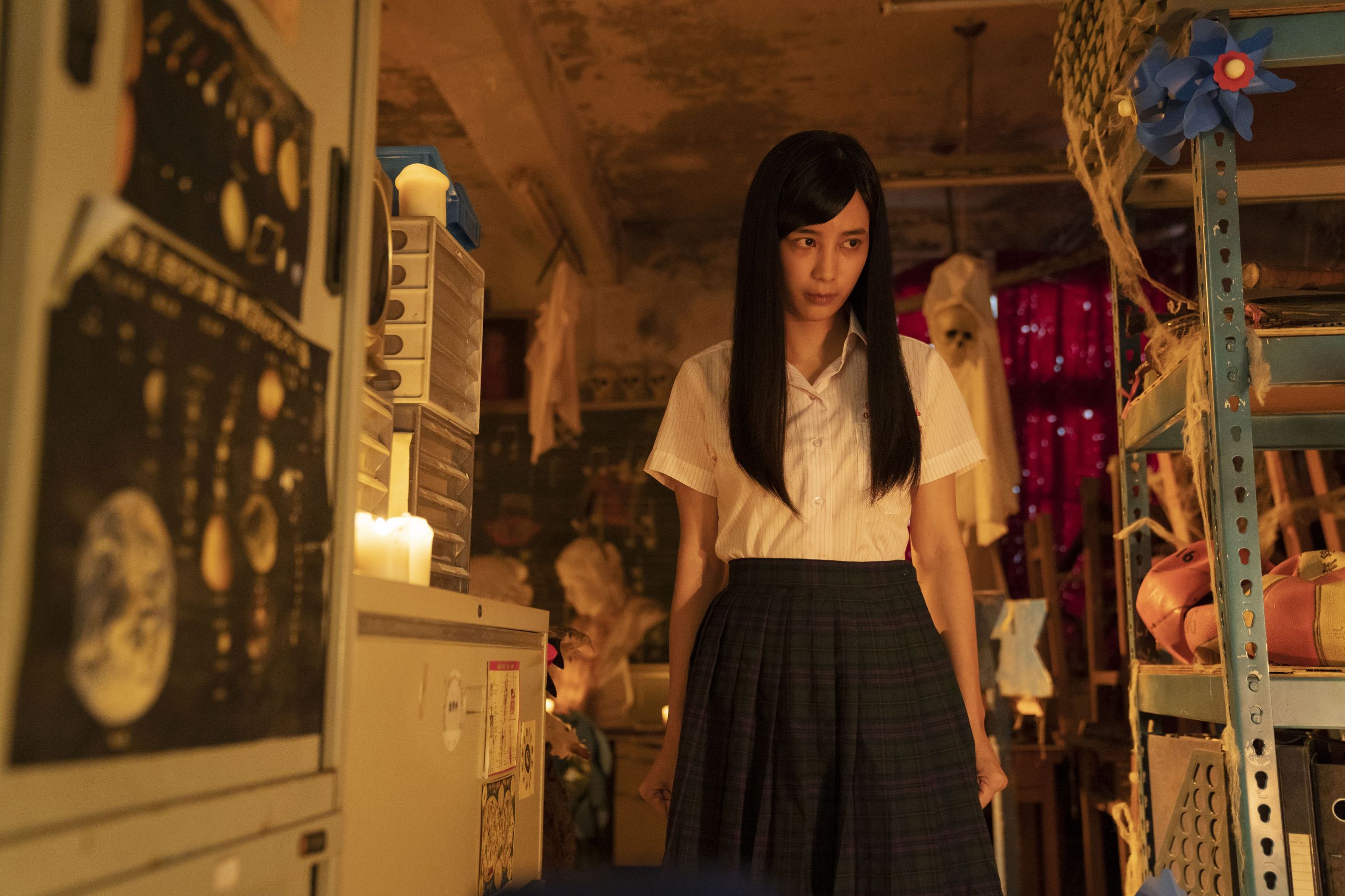 温貞菱在驅魔法會後被不乾淨的東西纏上，回話劇社找朋友。（公視提供）