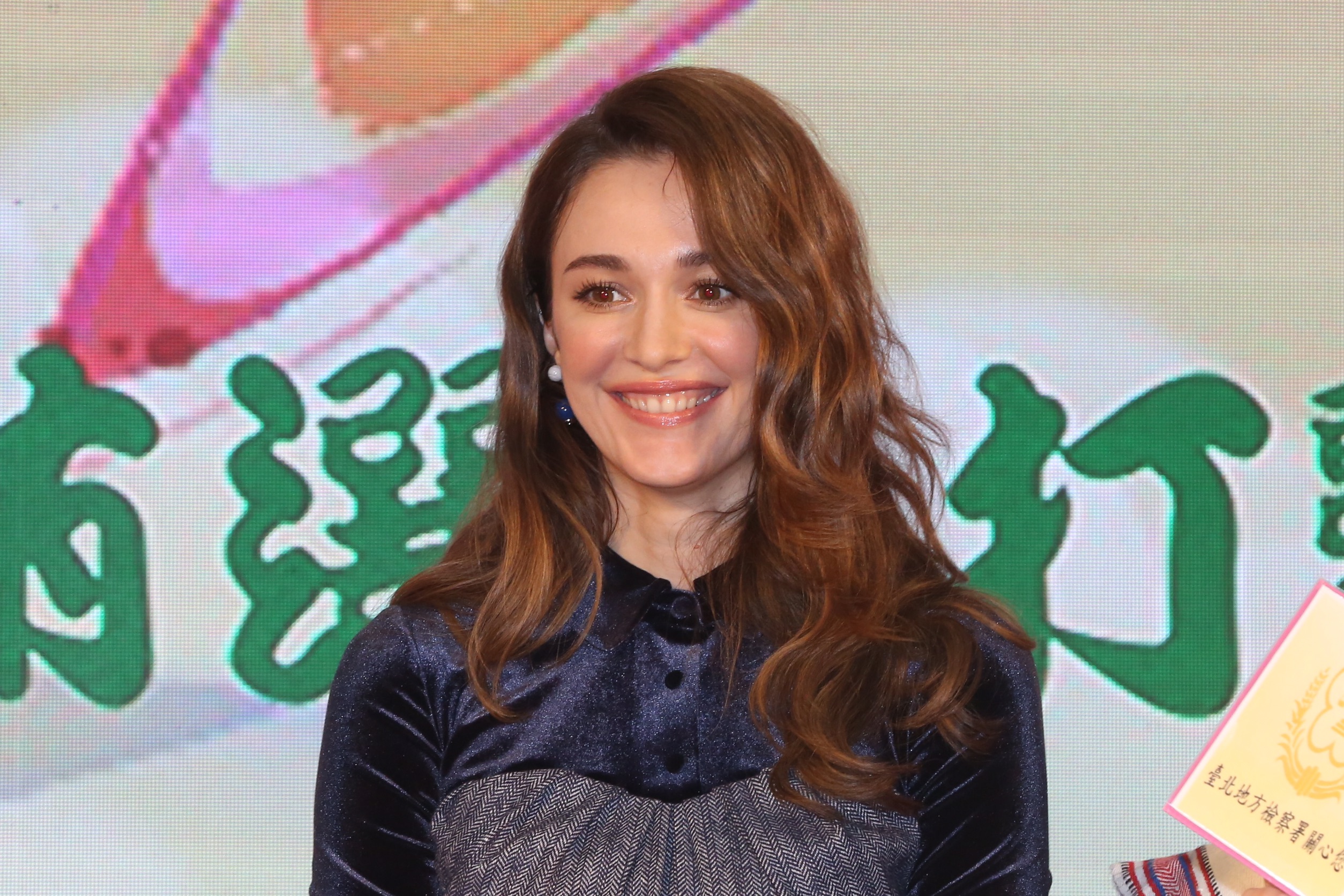 剛拿到台灣身分證、首度具有投票權的烏克蘭美女瑞莎擔任北檢反賄選代言人，除了提醒22萬名新住民勇於拒絕賄選，也要防止境外勢力介入選舉，全民攜手查賄反賄，共同打擊假訊息。