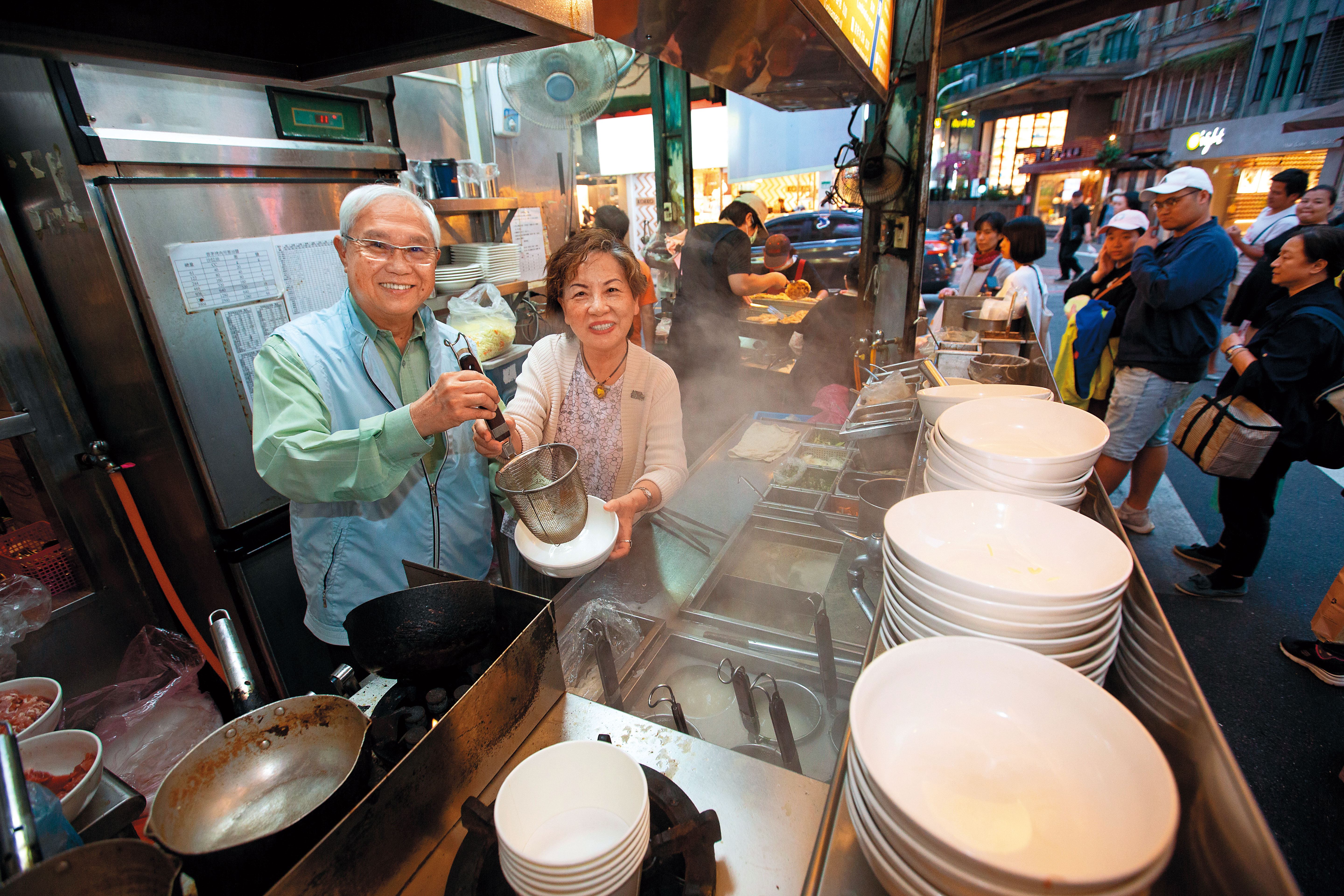 杜漢琛（左）是越南華僑，1980年他與妻子鄭曼蕙（右）在永康街以攤車賣起家鄉味越南河粉。