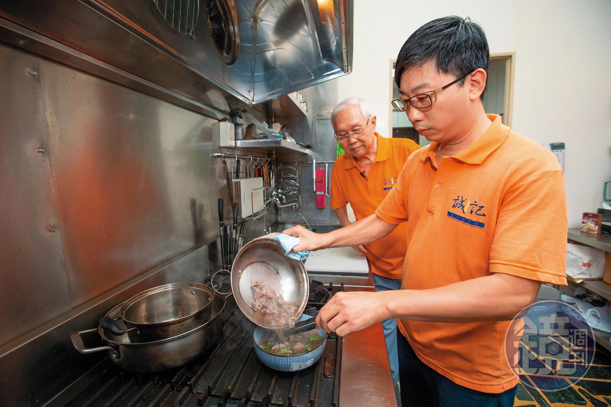 杜漢琛（後）近年已經不太管店務，他時常靈感一來、研發新品，三子杜與方（前）則在一旁擔任助手。