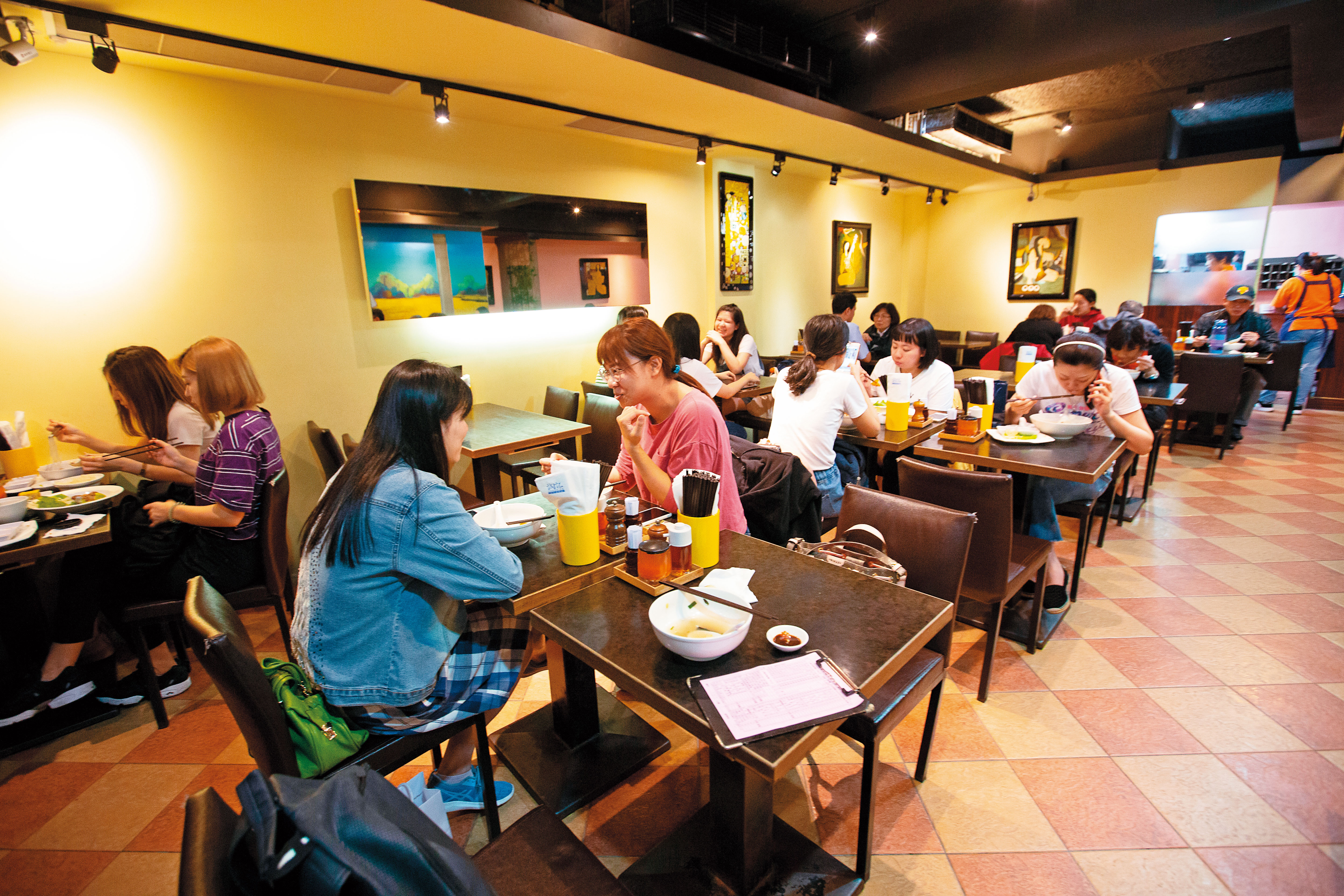 目前誠記越南麵食館在台北共有4家分店，每到用餐時間坐無虛席。