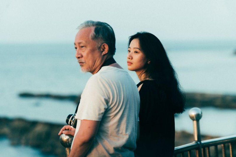 《那個我最親愛的陌生人》小夢出獄回到家裡,發現家庭無比的陌生,父親也罹患失智症。(海鵬影業提供)