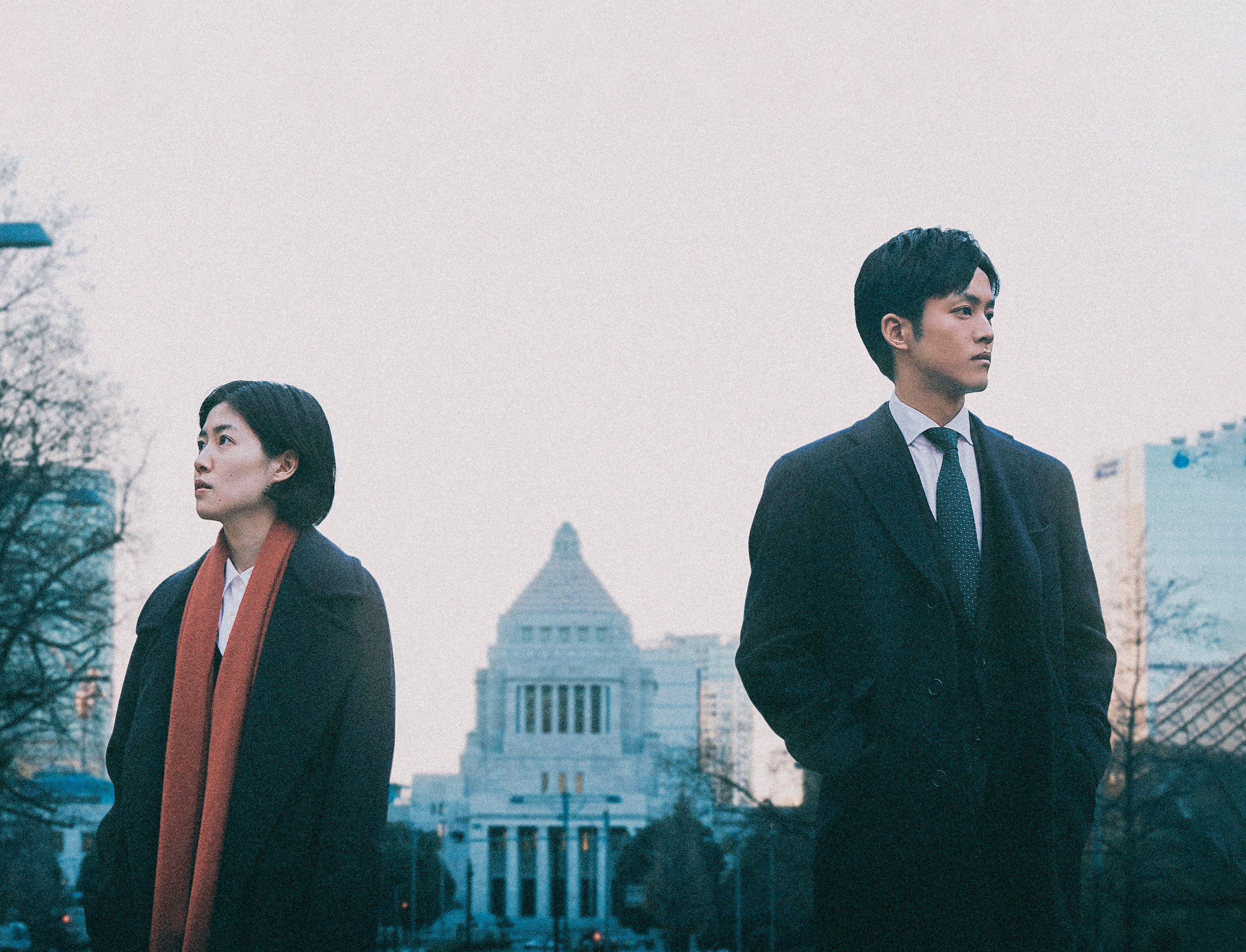 沈恩敬(左)、松坂桃李(右)跨國共演的《新聞記者》,將日本近年的重大政治醜聞搬上銀幕。(天馬行空提供)