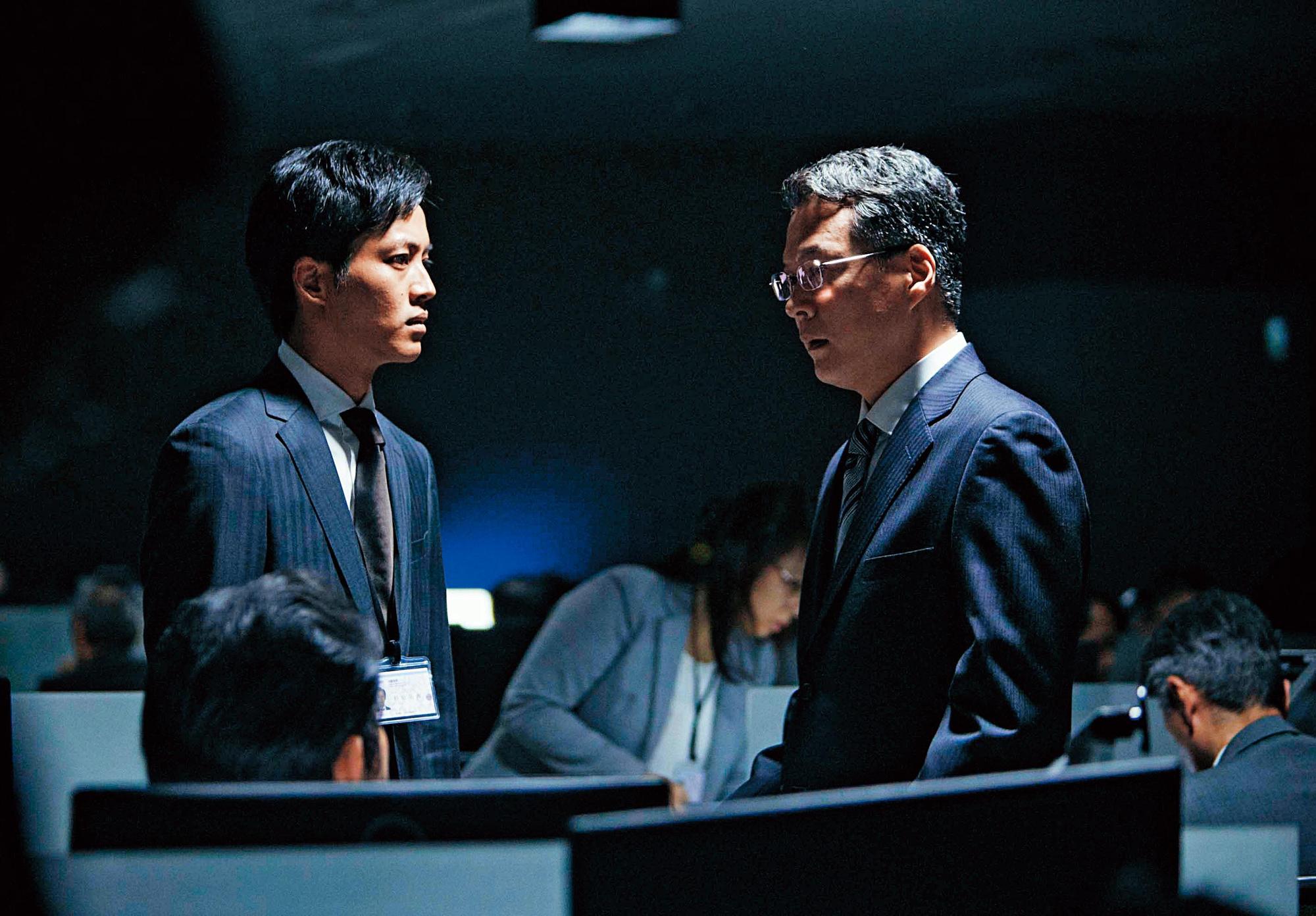 松坂桃李(左)在《新聞記者》飾演情報局官員,具有強烈的正義感。(天馬行空提供)