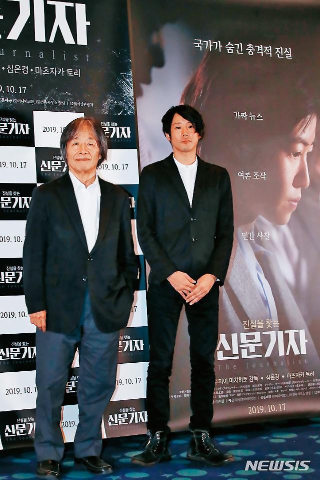 藤井道人(右)與《新聞記者》製片河村光庸近期赴韓國宣傳。(翻攝自NEWSIS)